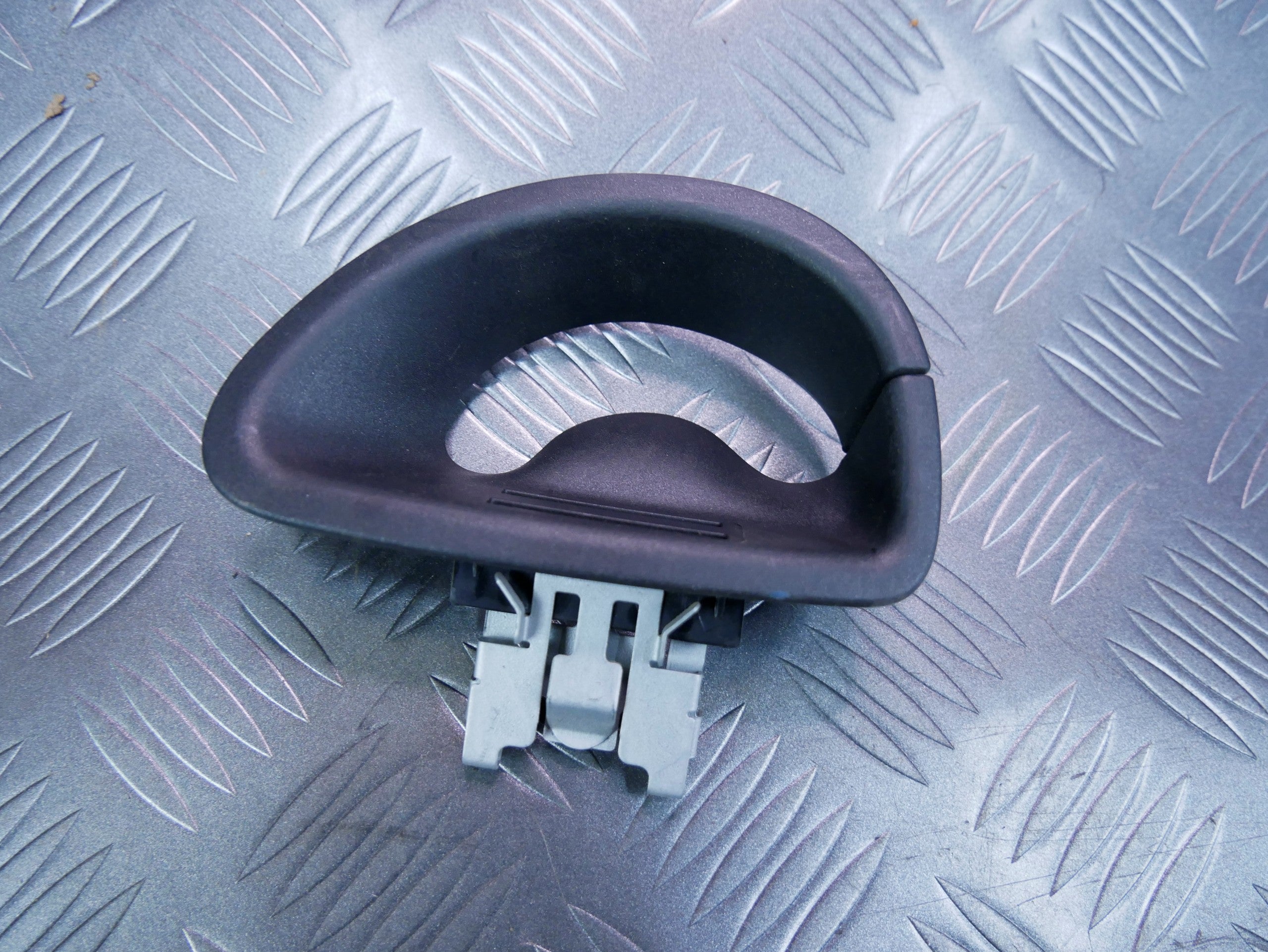 Otwór przelotka pasa tył lewa 4L0857185 AUDI Q7 4L0 LIFT