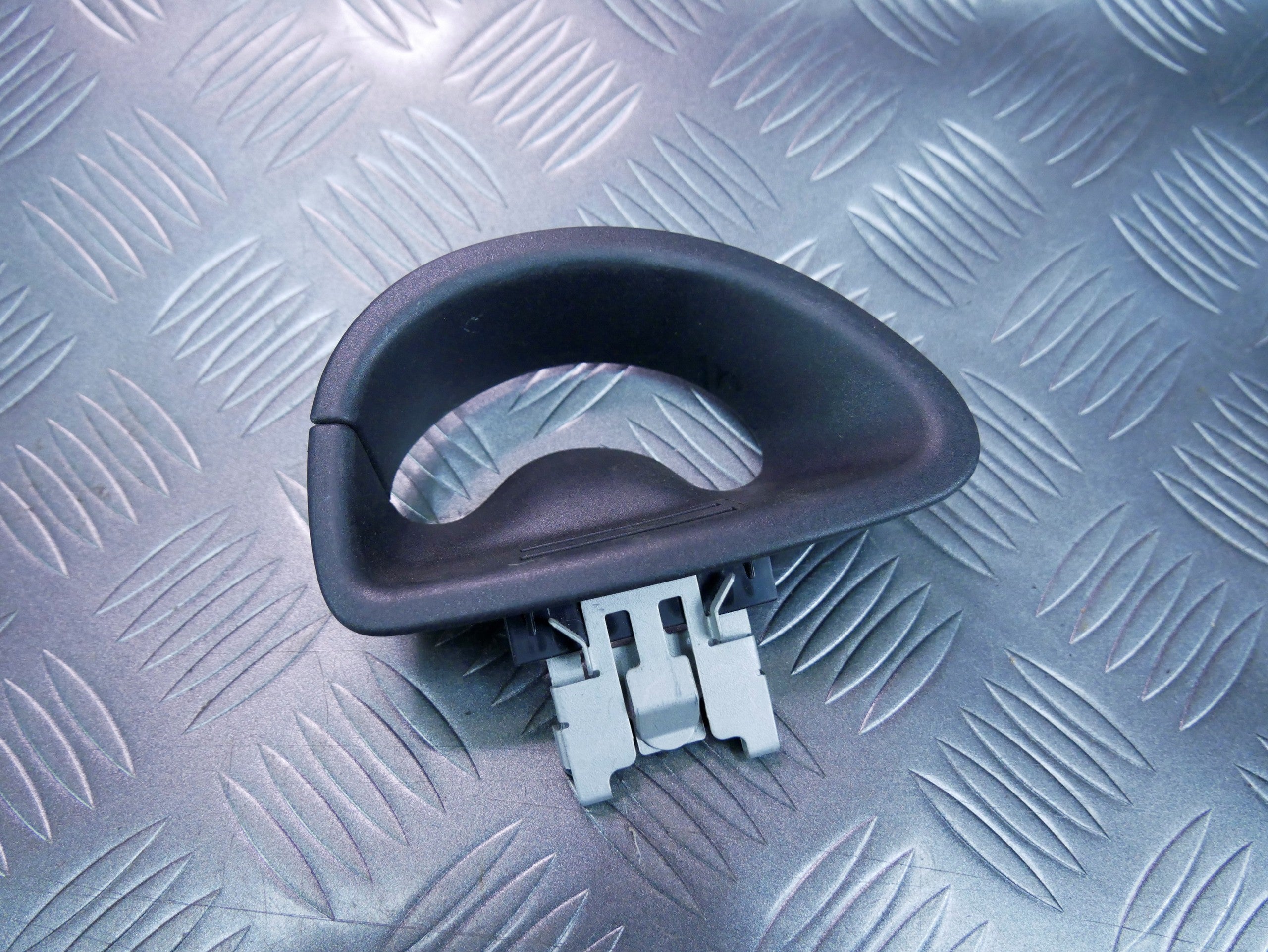 Otwór przelotka pasa tył prawa 4L0857186 AUDI Q7 4L0 LIFT