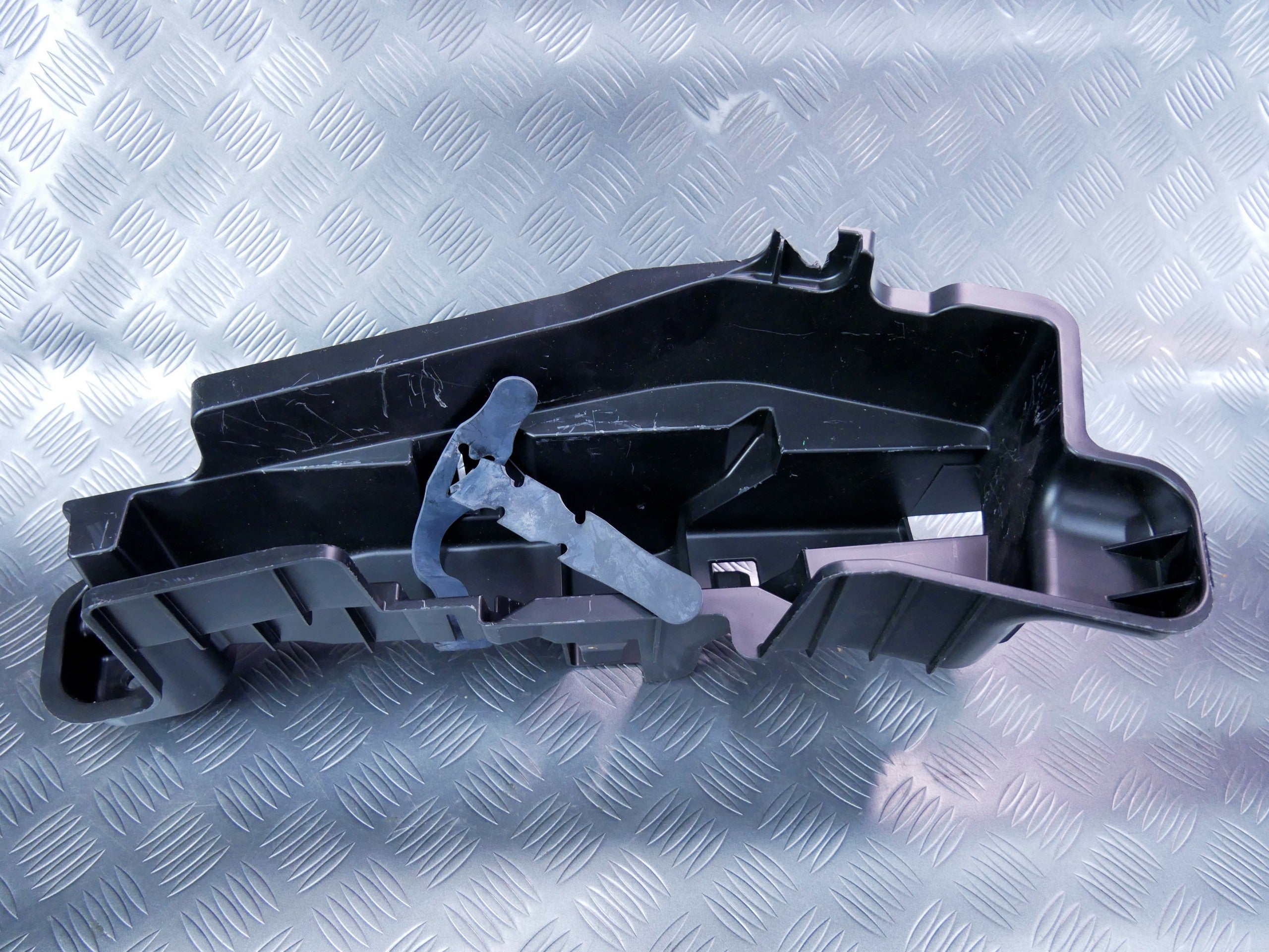 Schowek skrzynka narzędziowa bagażnika 8U0011215A AUDI Q3 8U0