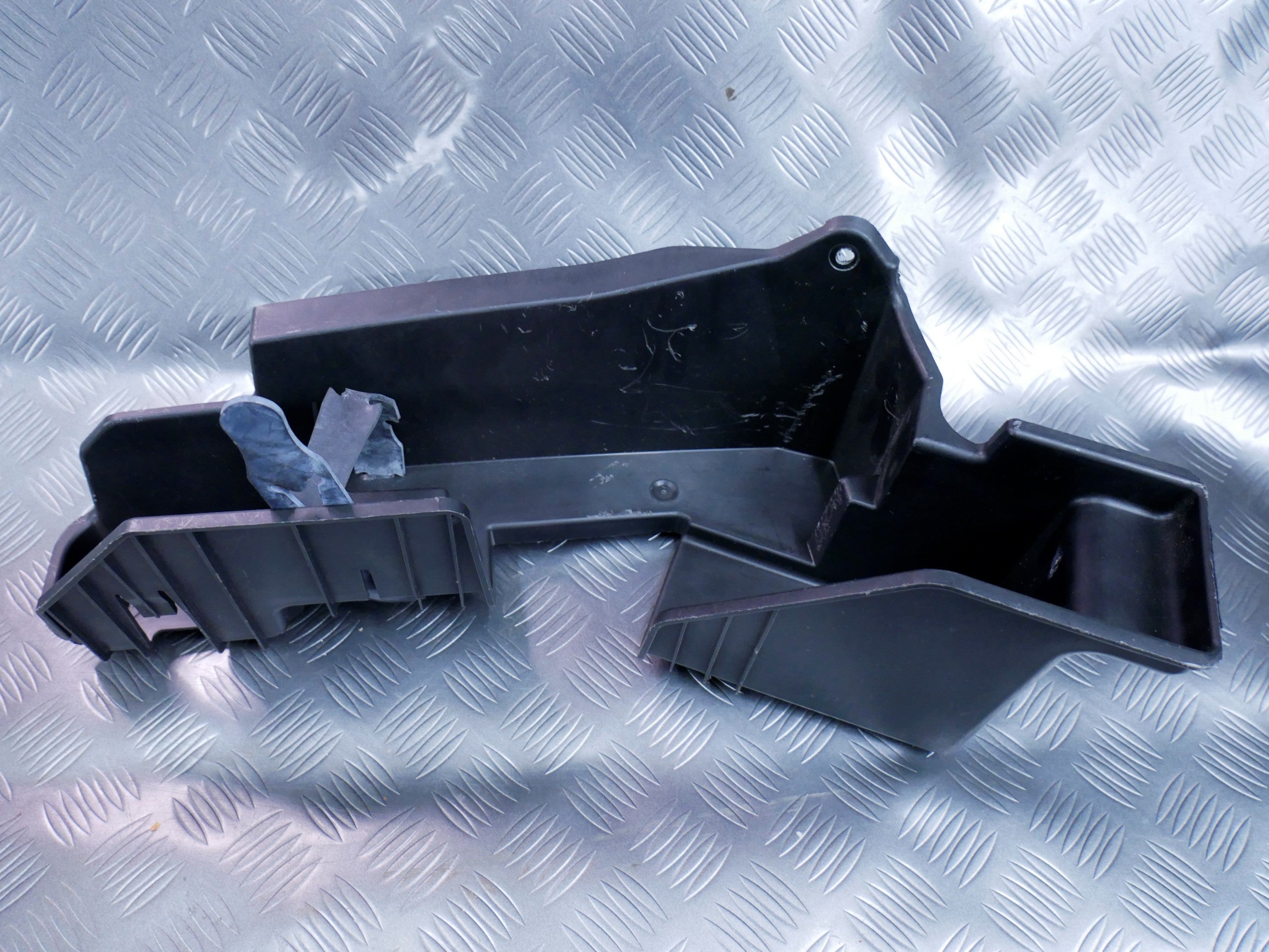 Schowek skrzynka narzędziowa bagażnika 8U0011215 AUDI Q3 8U0