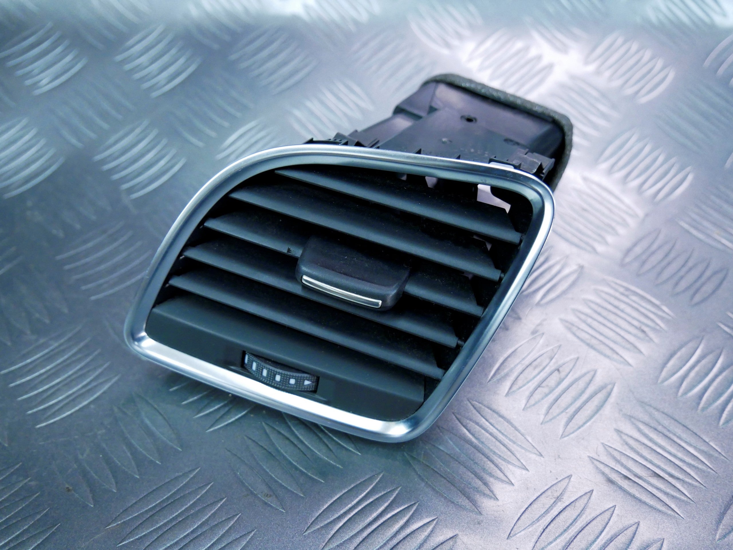 Kratka nawiewu lewa 8U1820901C AUDI Q3 8U0