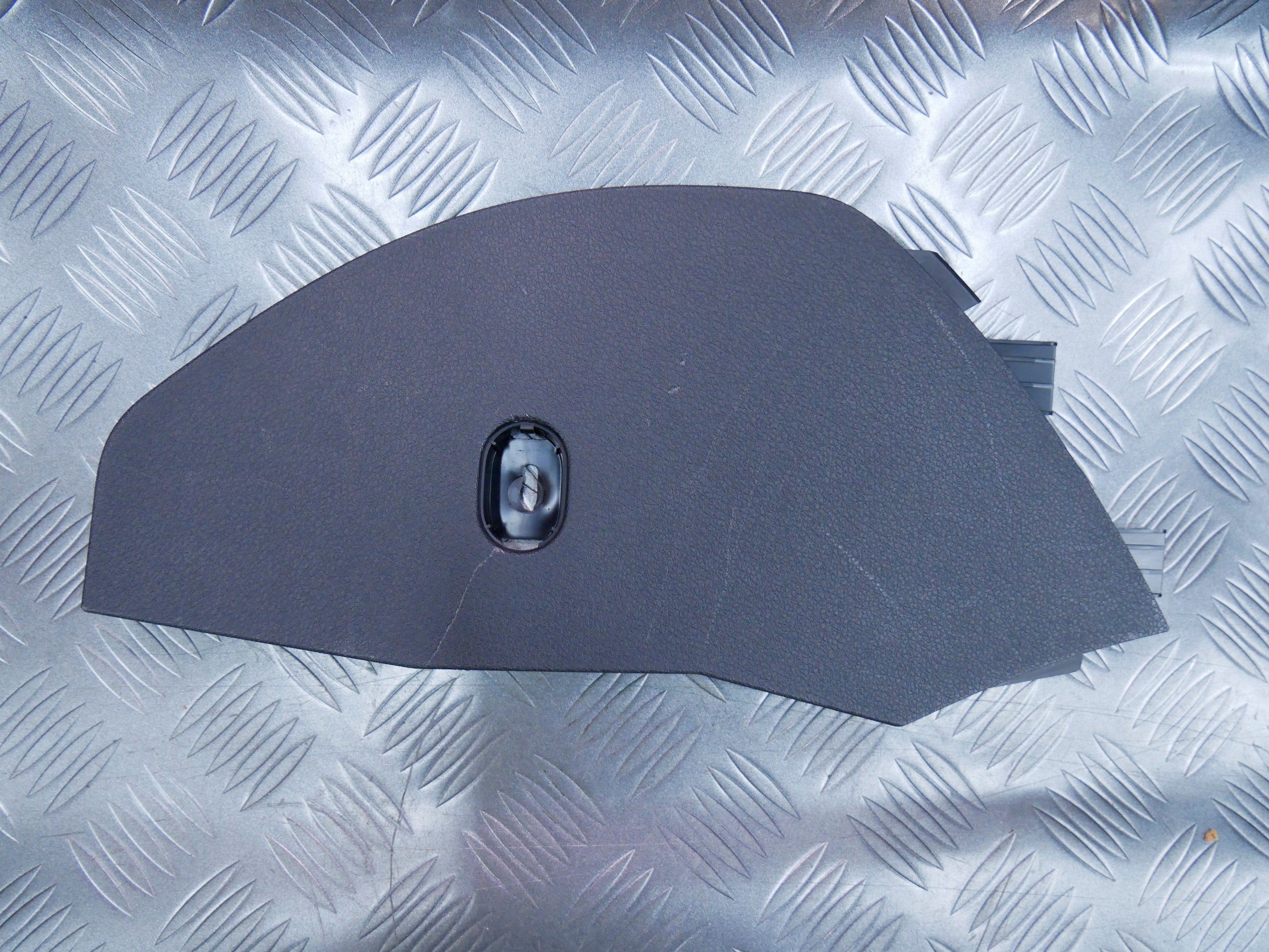 Osłona boku tunelu prawa 8U1863306 AUDI Q3 8U0