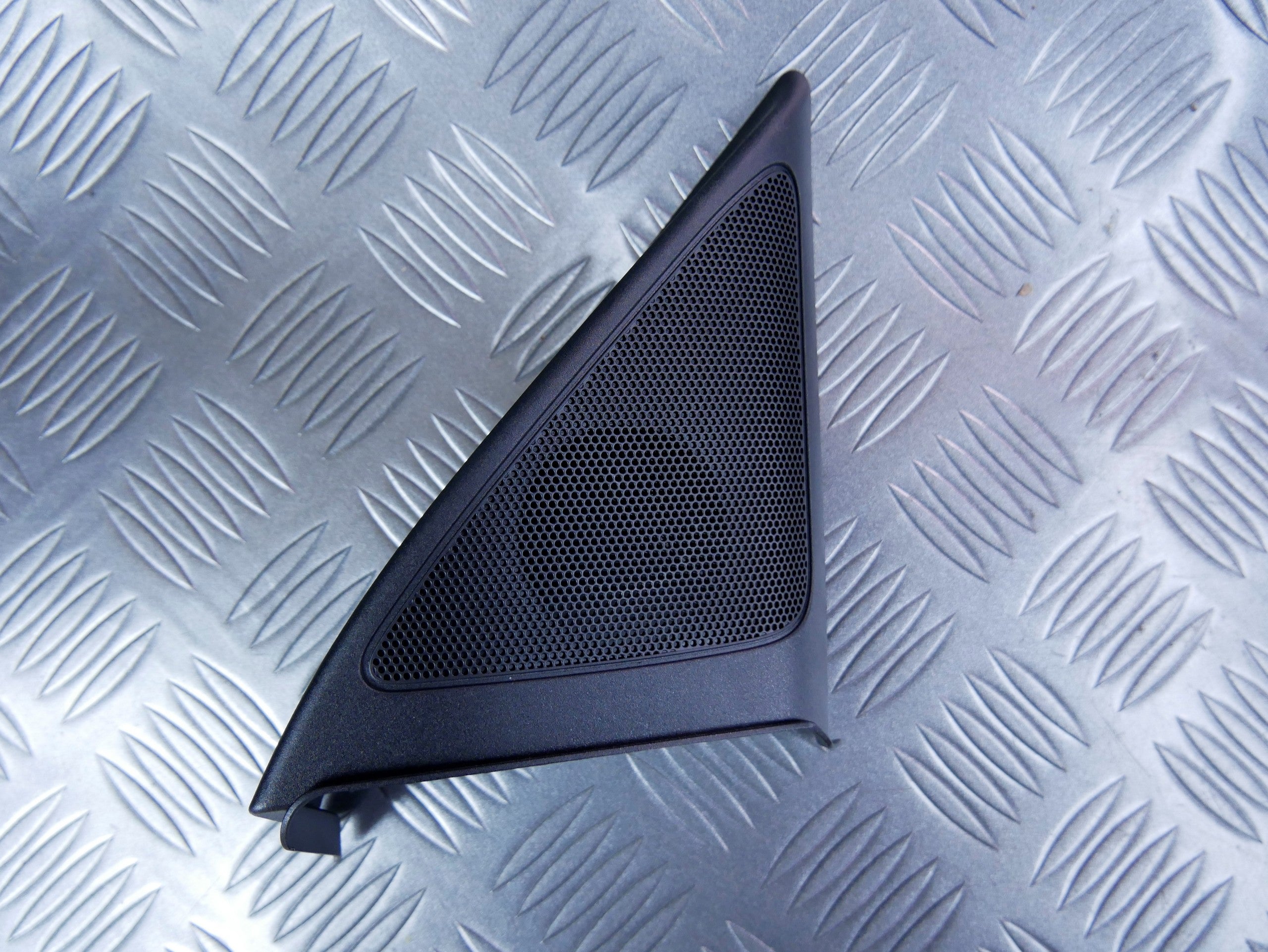 Osłona zaślepka trójkąt głośnika prawy 8U1035424 AUDI Q3 8U0