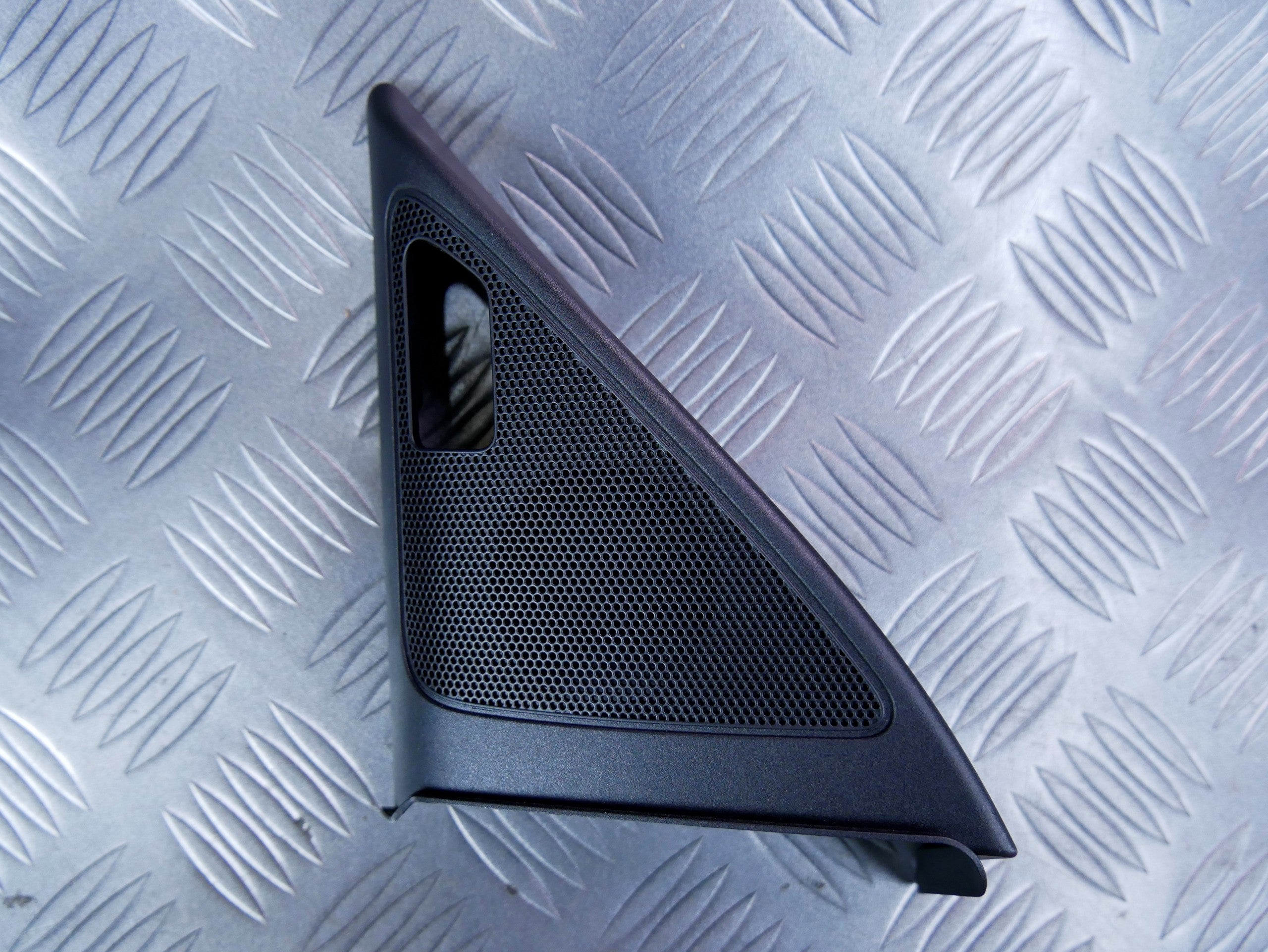 Osłona zaślepka trójkąt głośnika lewy 8U1035423 AUDI Q3 8U0