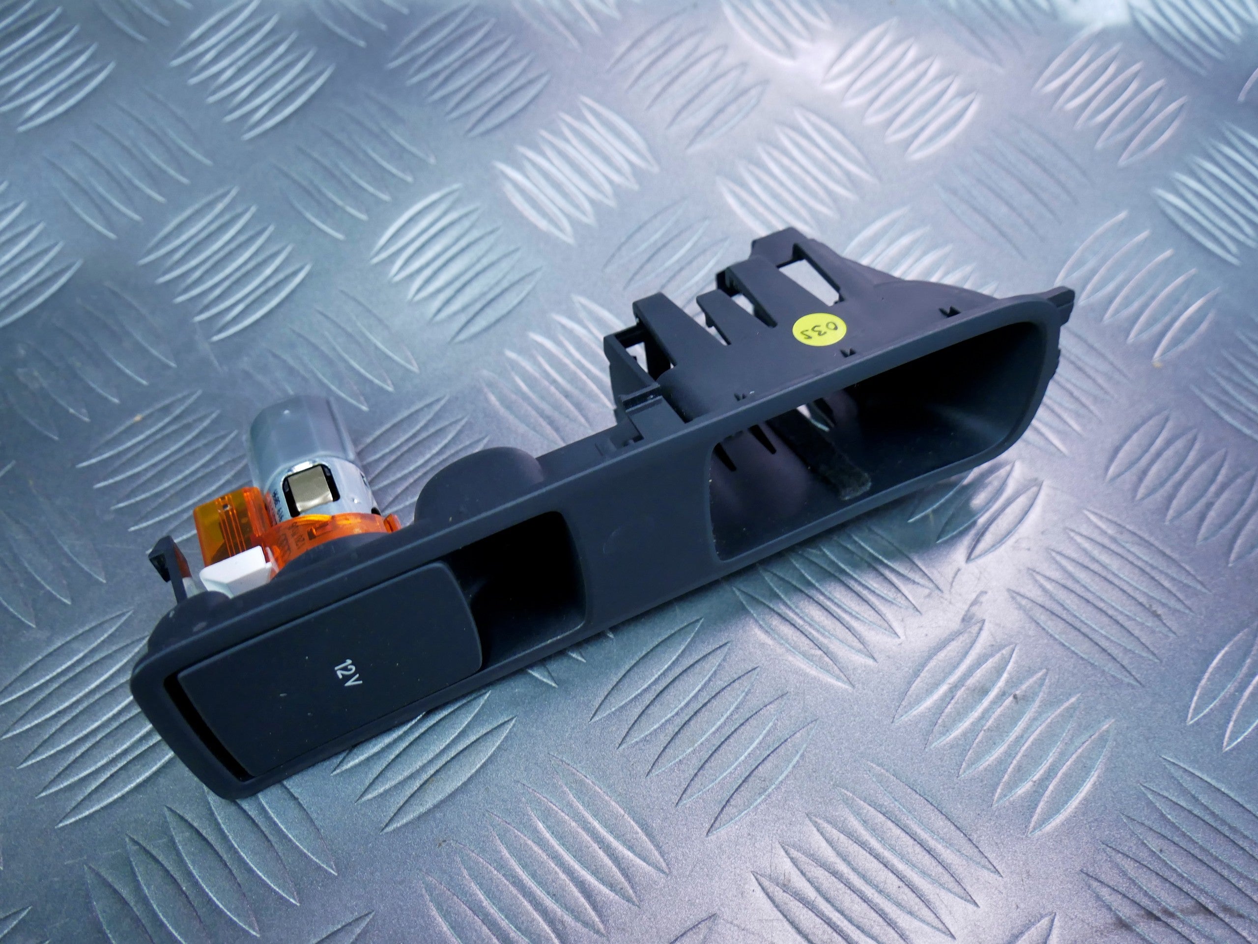 Panel ramka gniazdo 12V 8U1863349 AUDI Q3 8U0