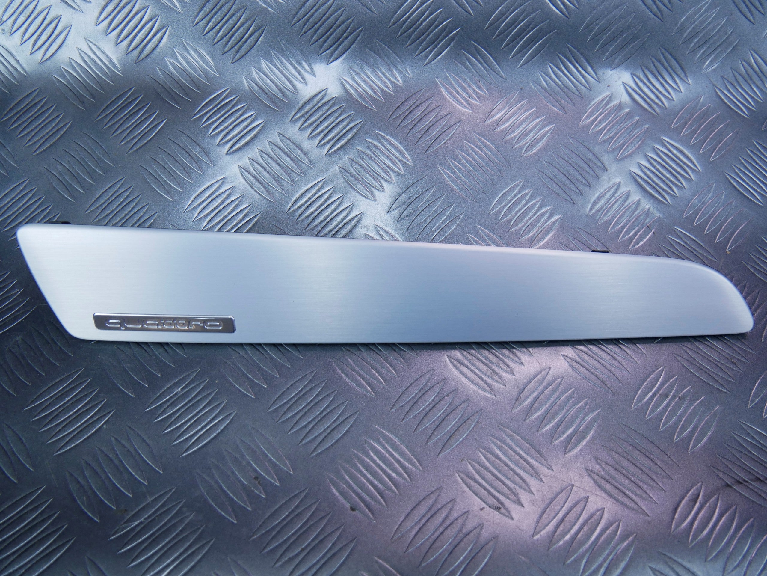 Listwa dekoracyjna konsoli prawa 8U1853190L AUDI Q3 8U0