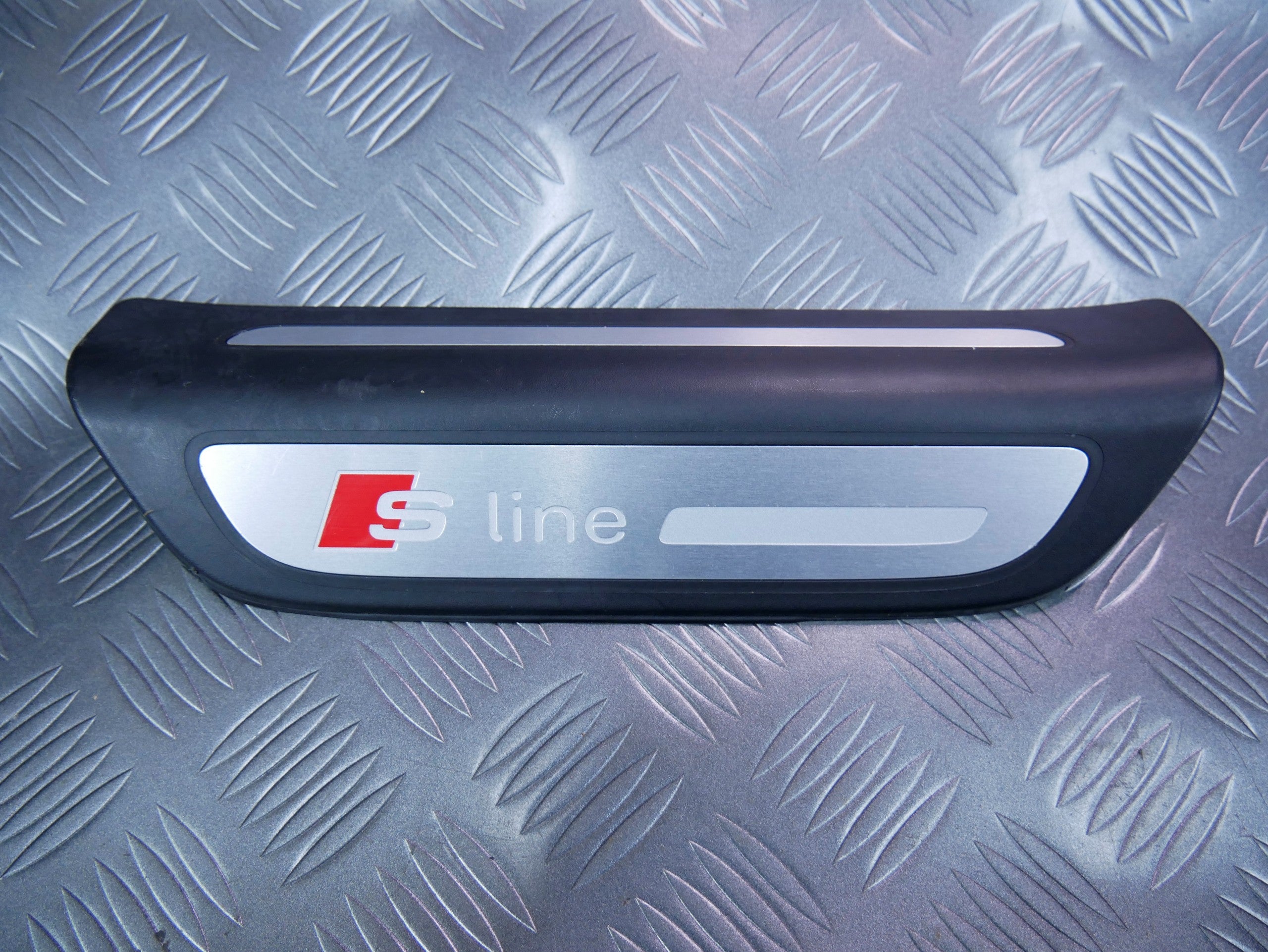 Listwa progowa S-LINE tył tylna prawa 8U0853376B AUDI Q3 8U0