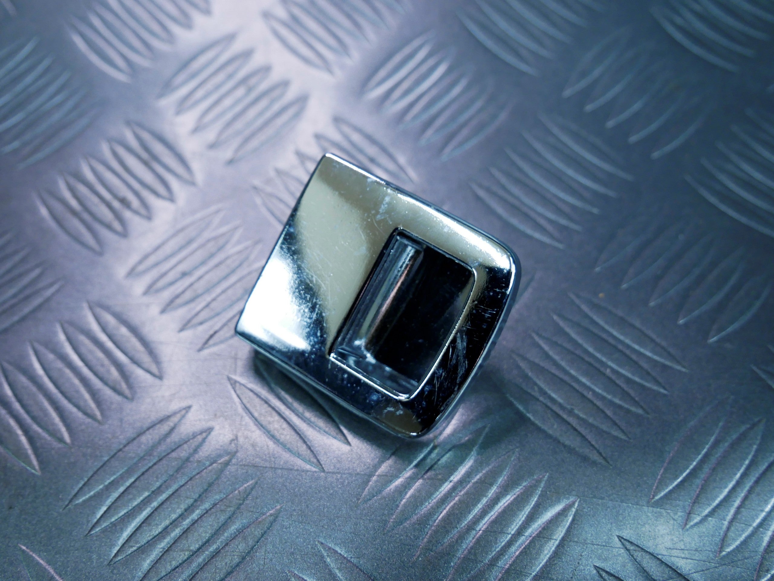 Zaczep mocowanie bagażnika chrom 5N0864203 AUDI Q3 8U0