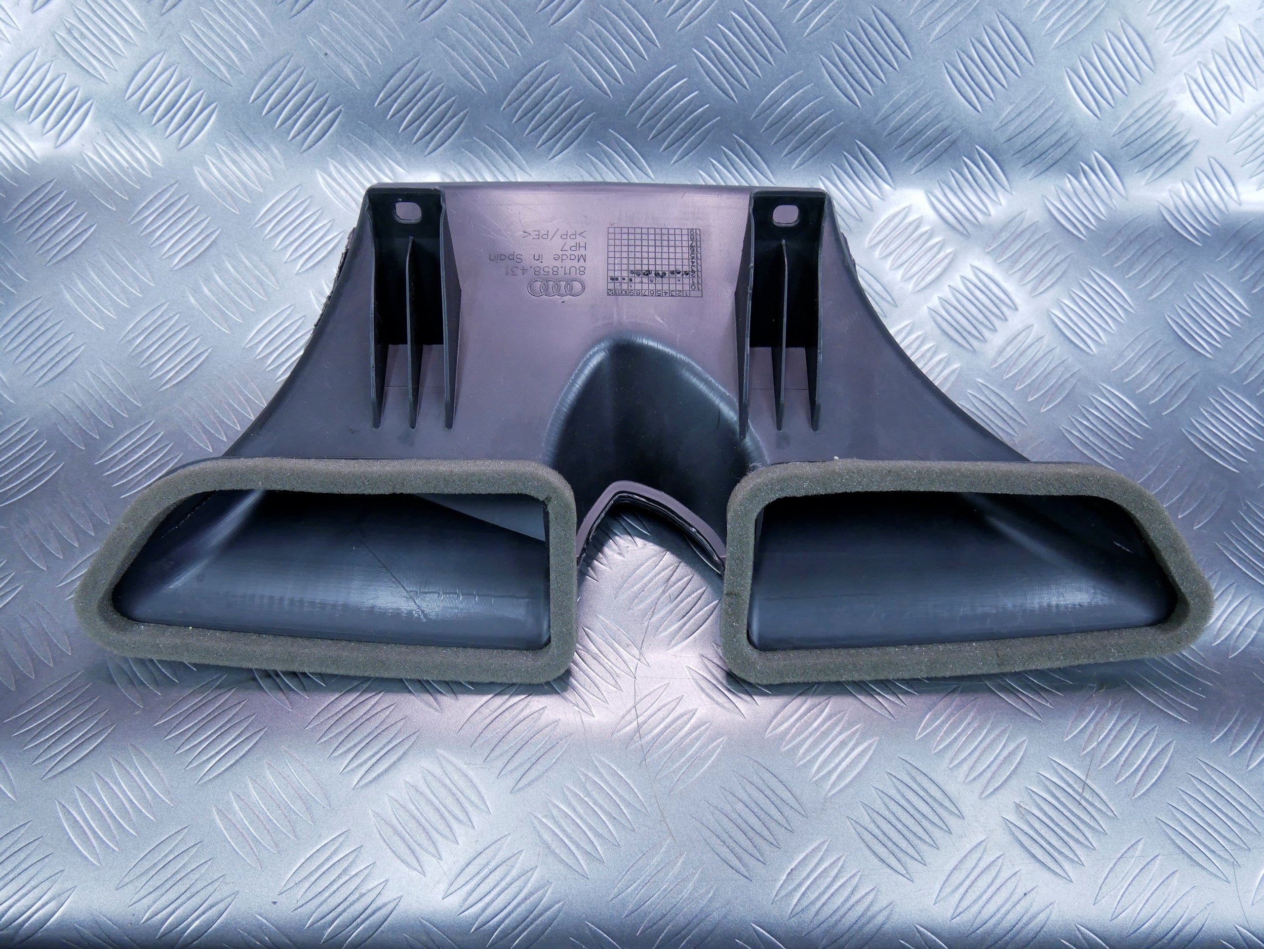 Kanał powietrza nagrzewnicy 8U1858431 AUDI Q3 8U0