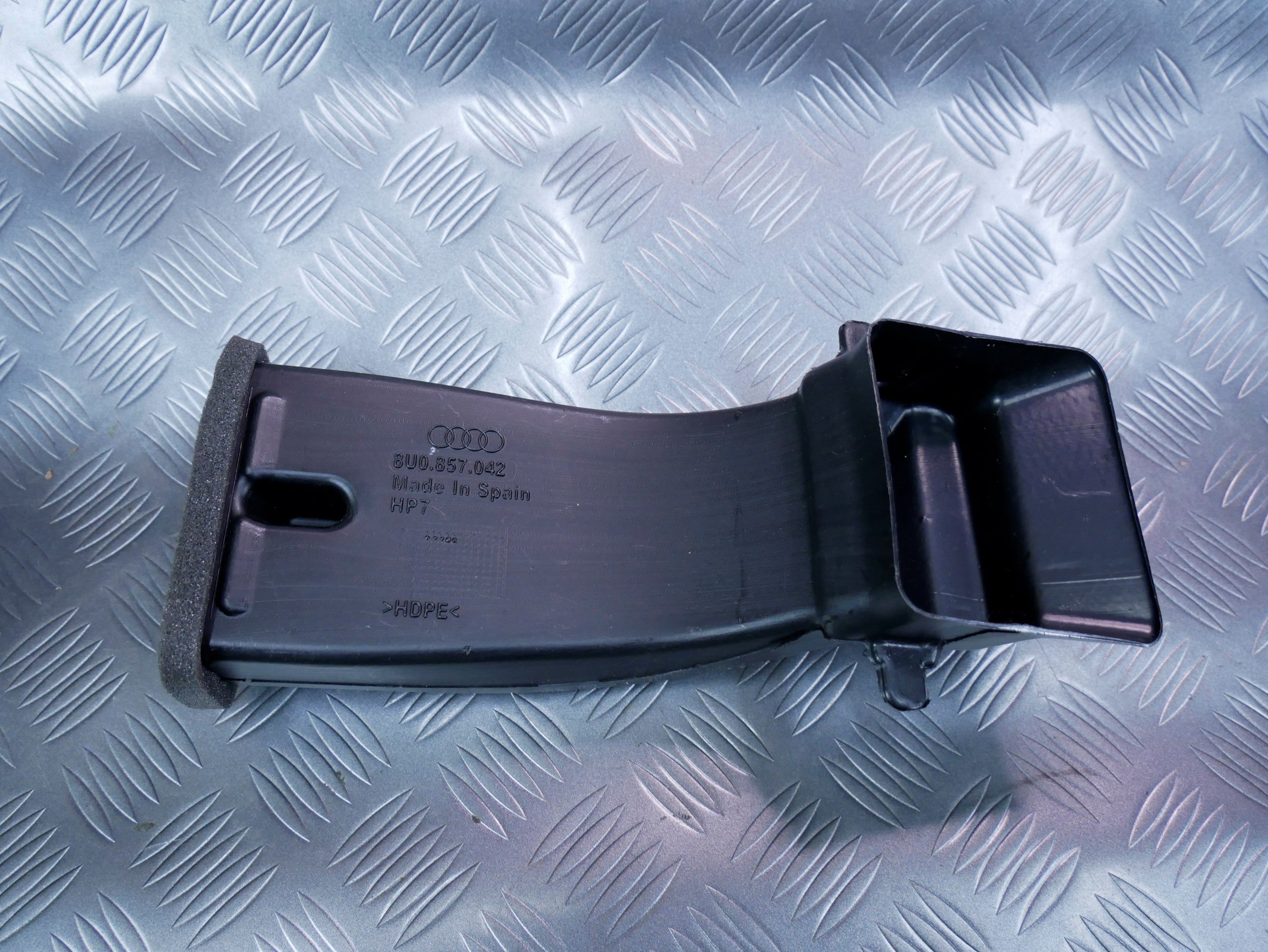 Kanał powietrza nagrzewnicy 8U0857042 AUDI Q3 8U0