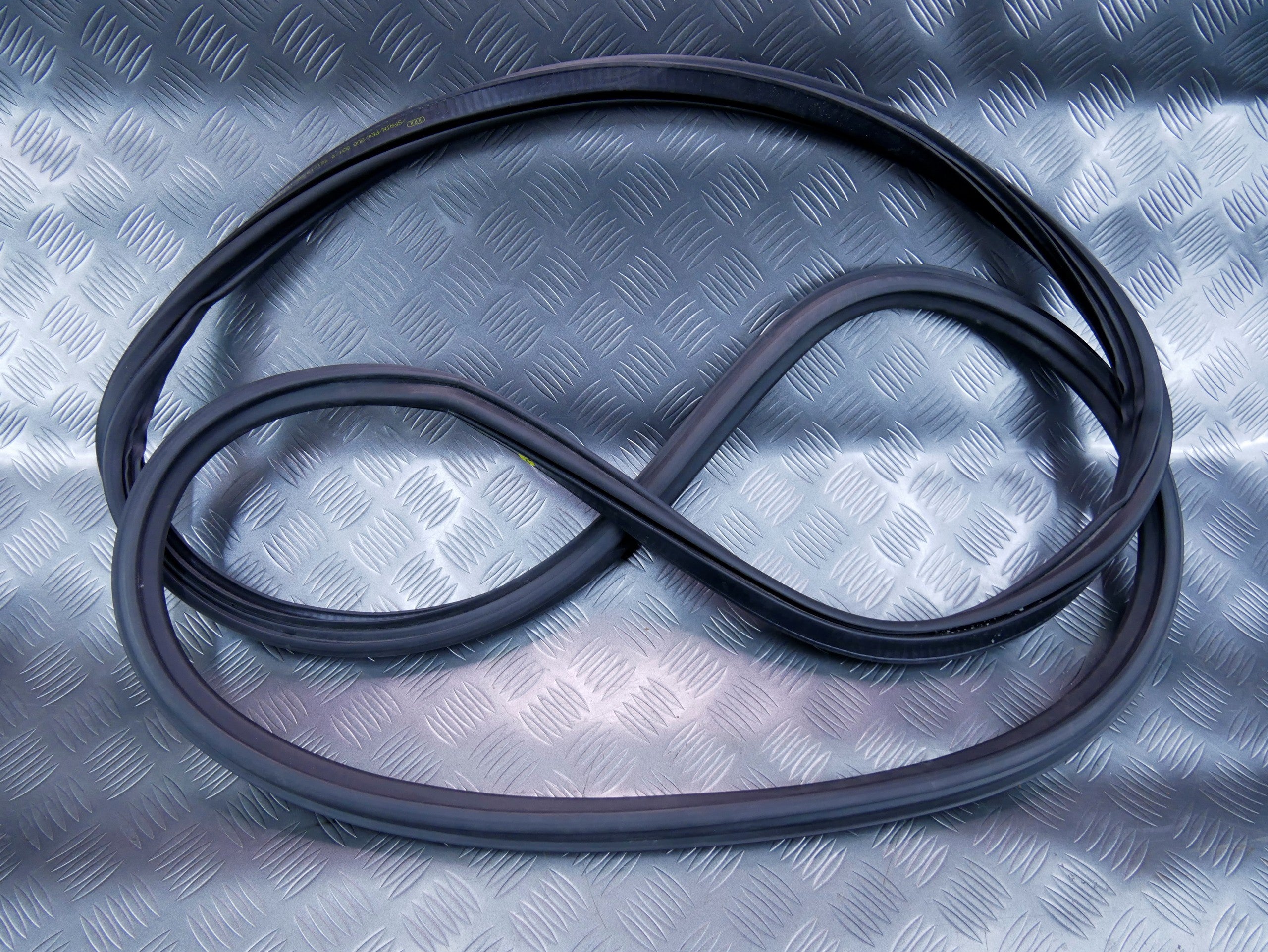 Uszczelka drzwi przód przednich lewa 8U0831721 AUDI Q3 8U0