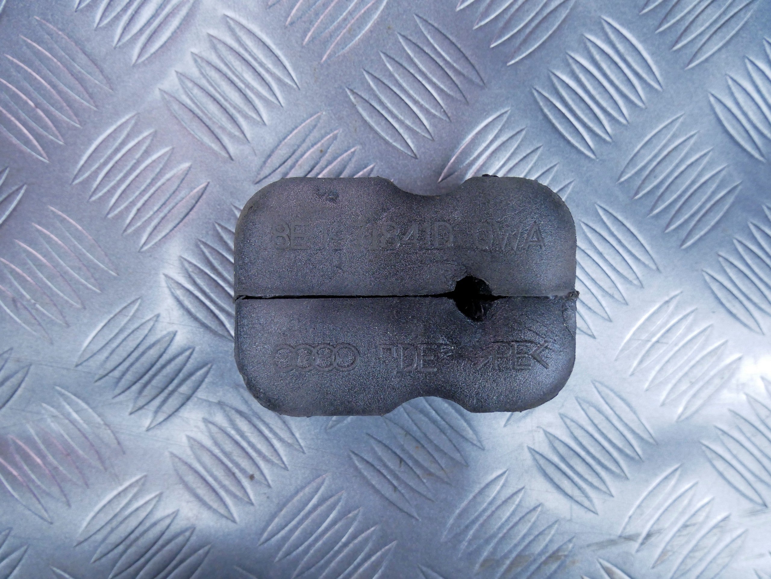 Pianka przelotka przewodów 8E0971841D AUDI Q3 8U0