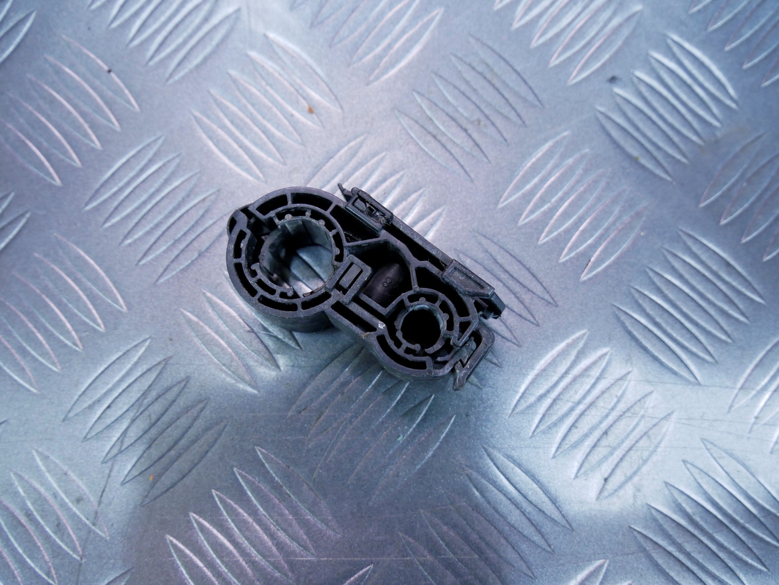 Mocowanie przewodów klimatyzacji 1K0820055 AUDI Q3 8U0