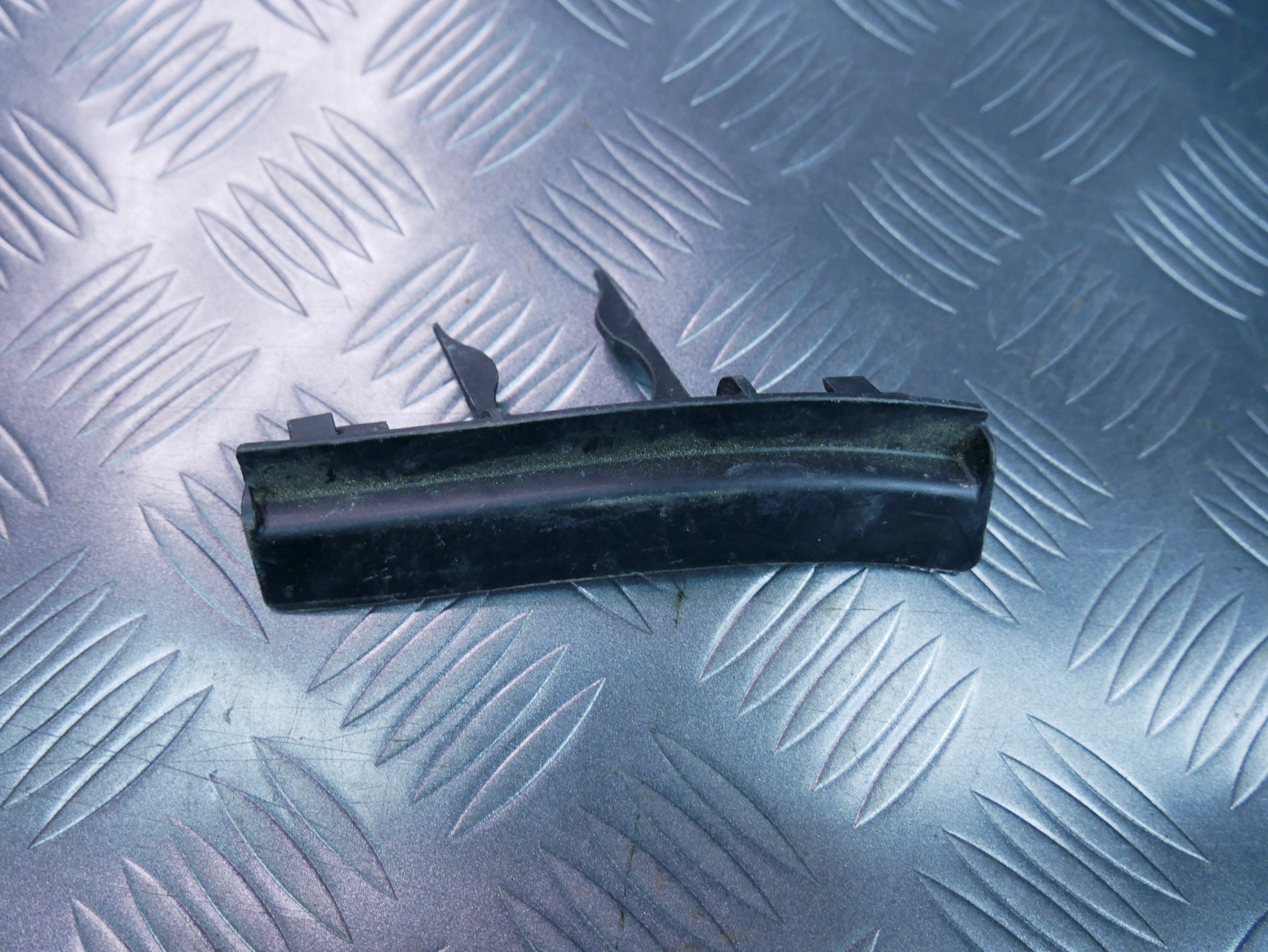 Osłona podszybia lewa 8U0971865 AUDI Q3 8U0