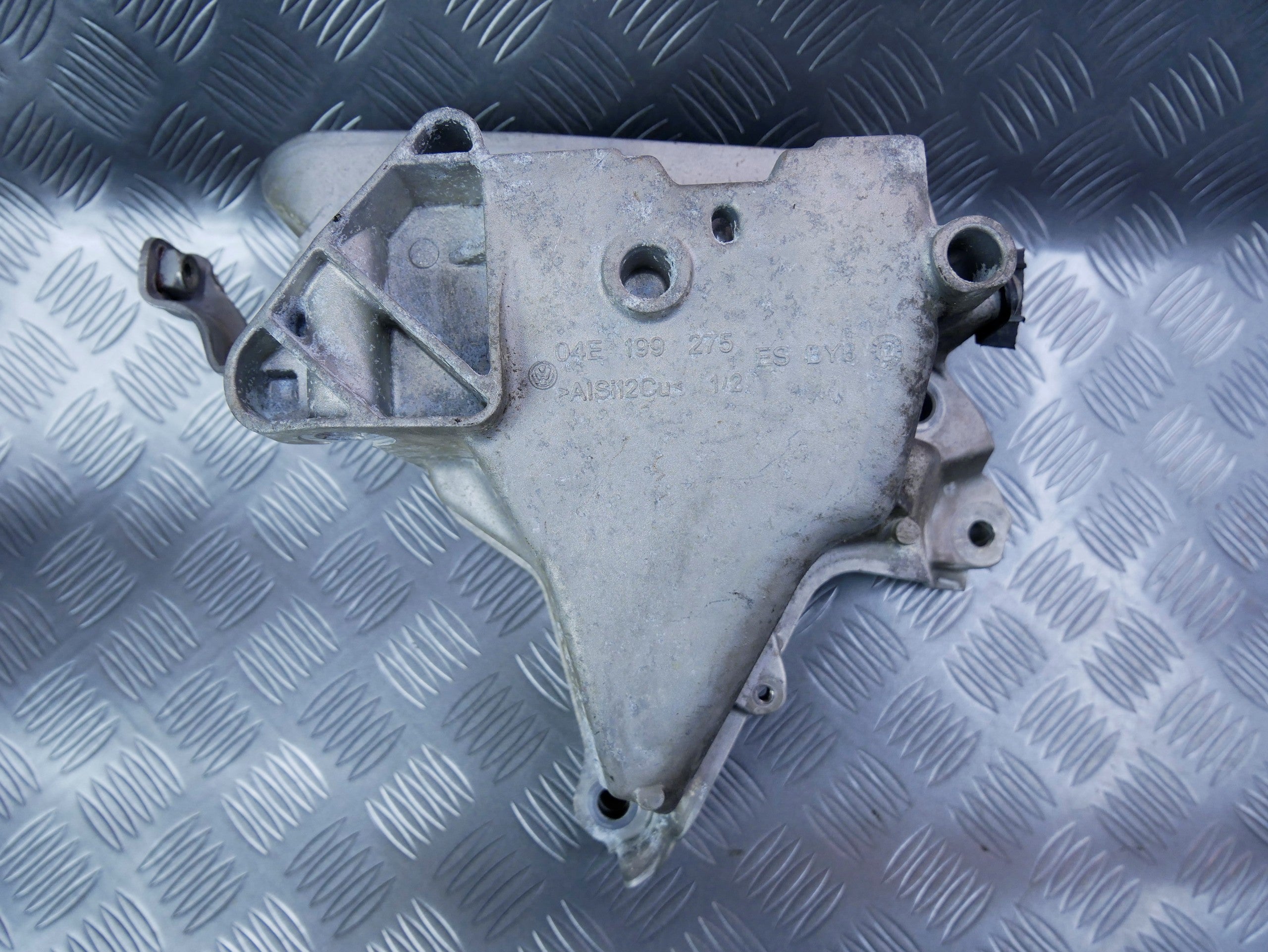 Łapa wspornik silnika 04E199275 AUDI Q3 8U0 1.4 TFSI