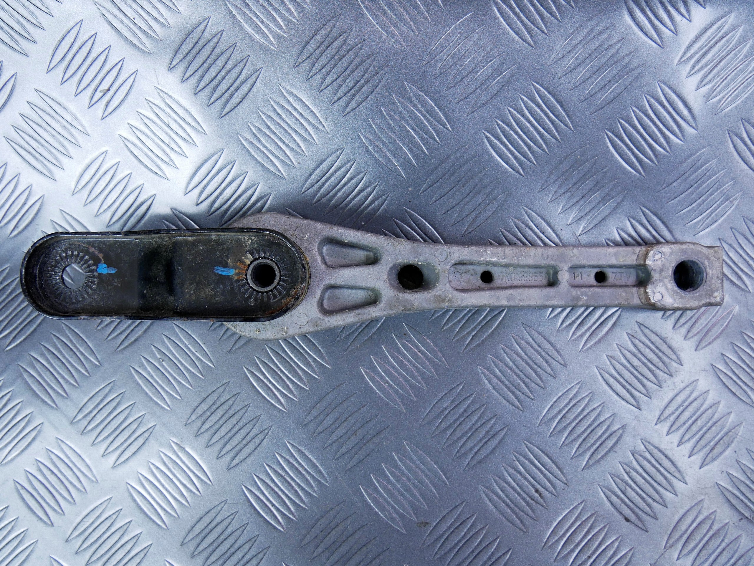 Łapa wspornik mocowanie skrzyni 7N0199855A AUDI Q3 8U0