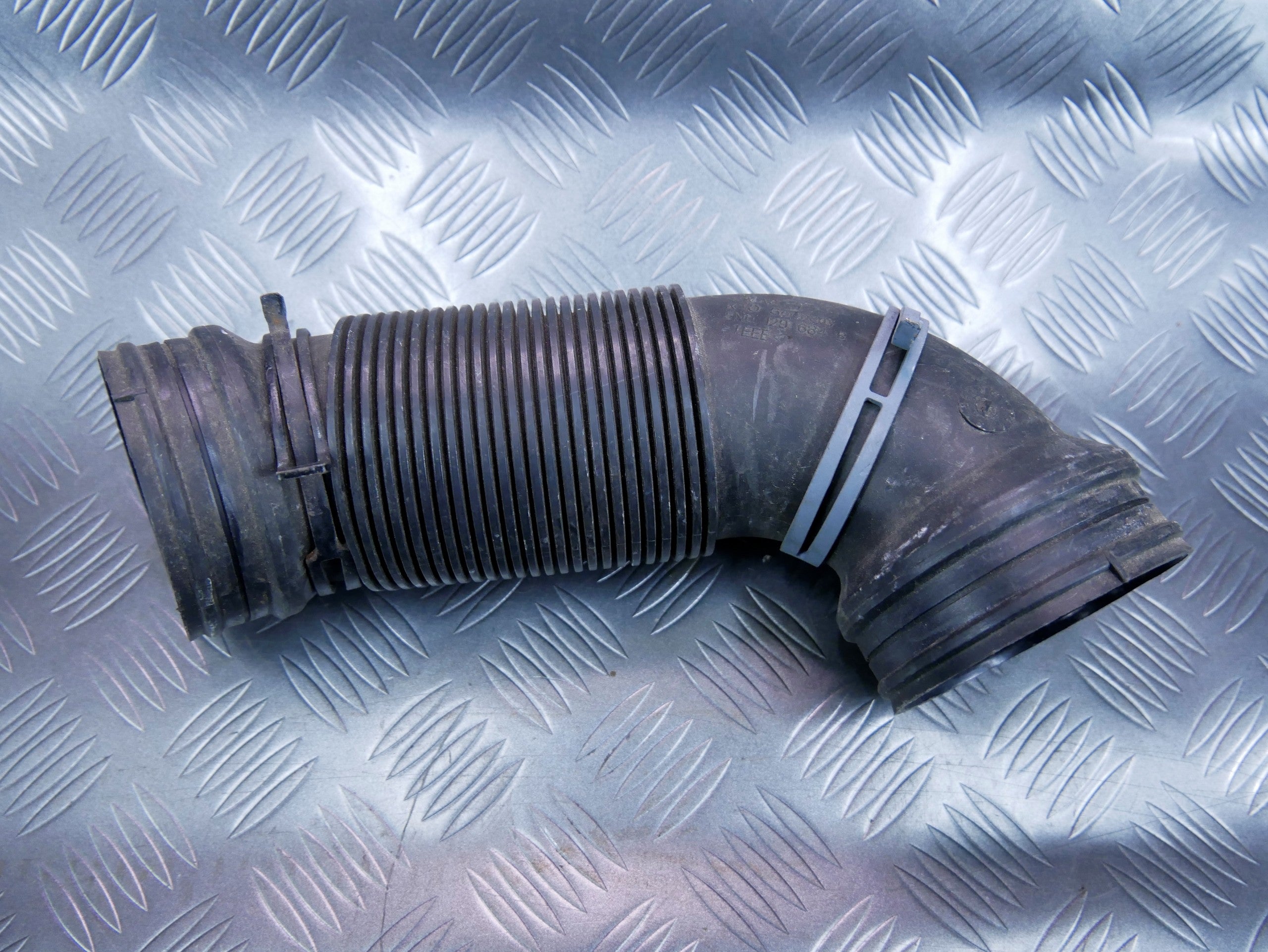 Rura wąż powietrza 5N0129684B AUDI Q3 8U0 2.0 TFSI