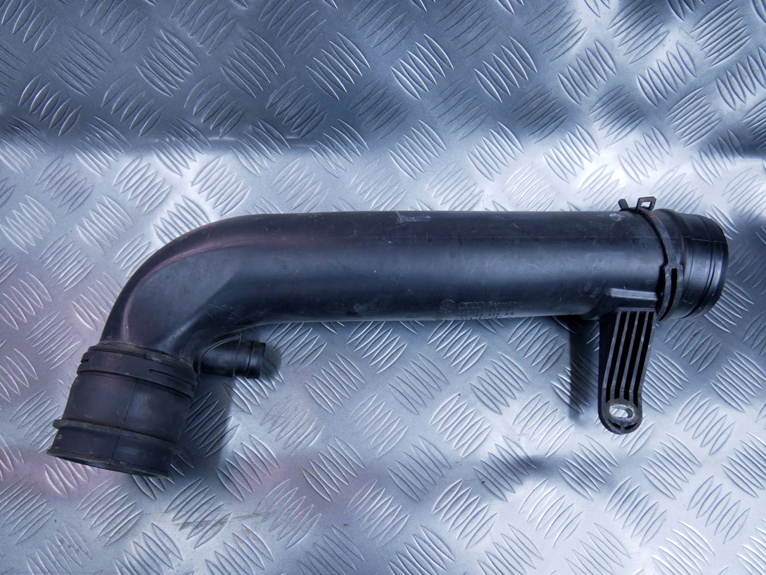 Rura przewód powietrza 1K0129654AP AUDI Q3 8U0 2.0 TFSI