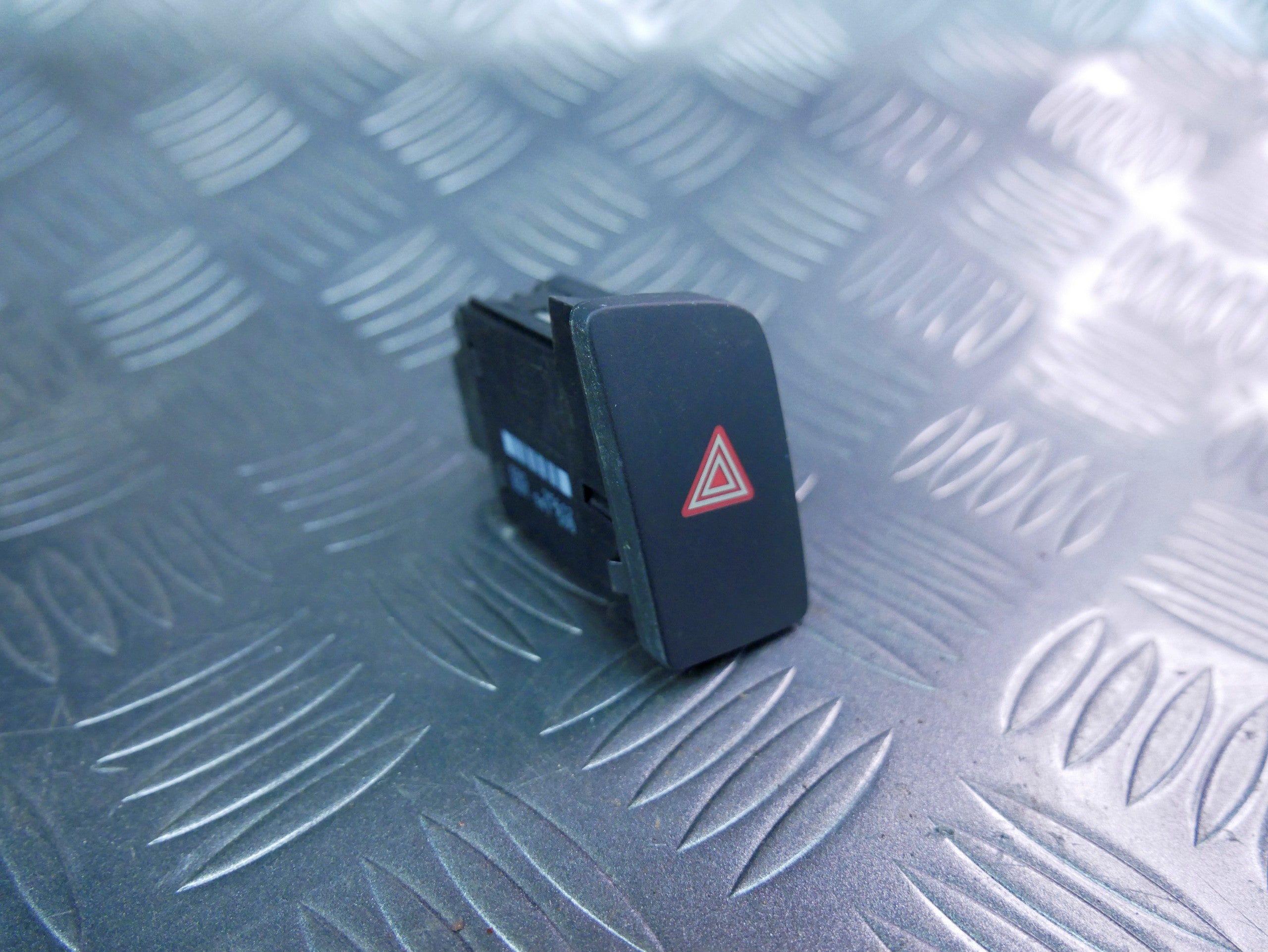 Oryginalny przycisk włącznik awaryjnych 8U1941509 AUDI Q3 8U0