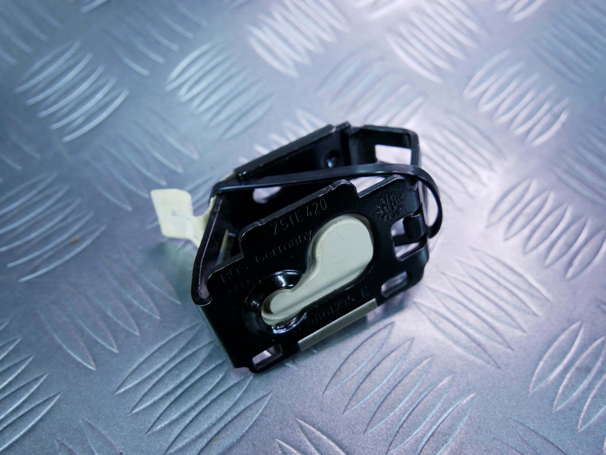 Mocowanie zaczep rolety lewy 4F9861735E AUDI Q7 4L LIFT