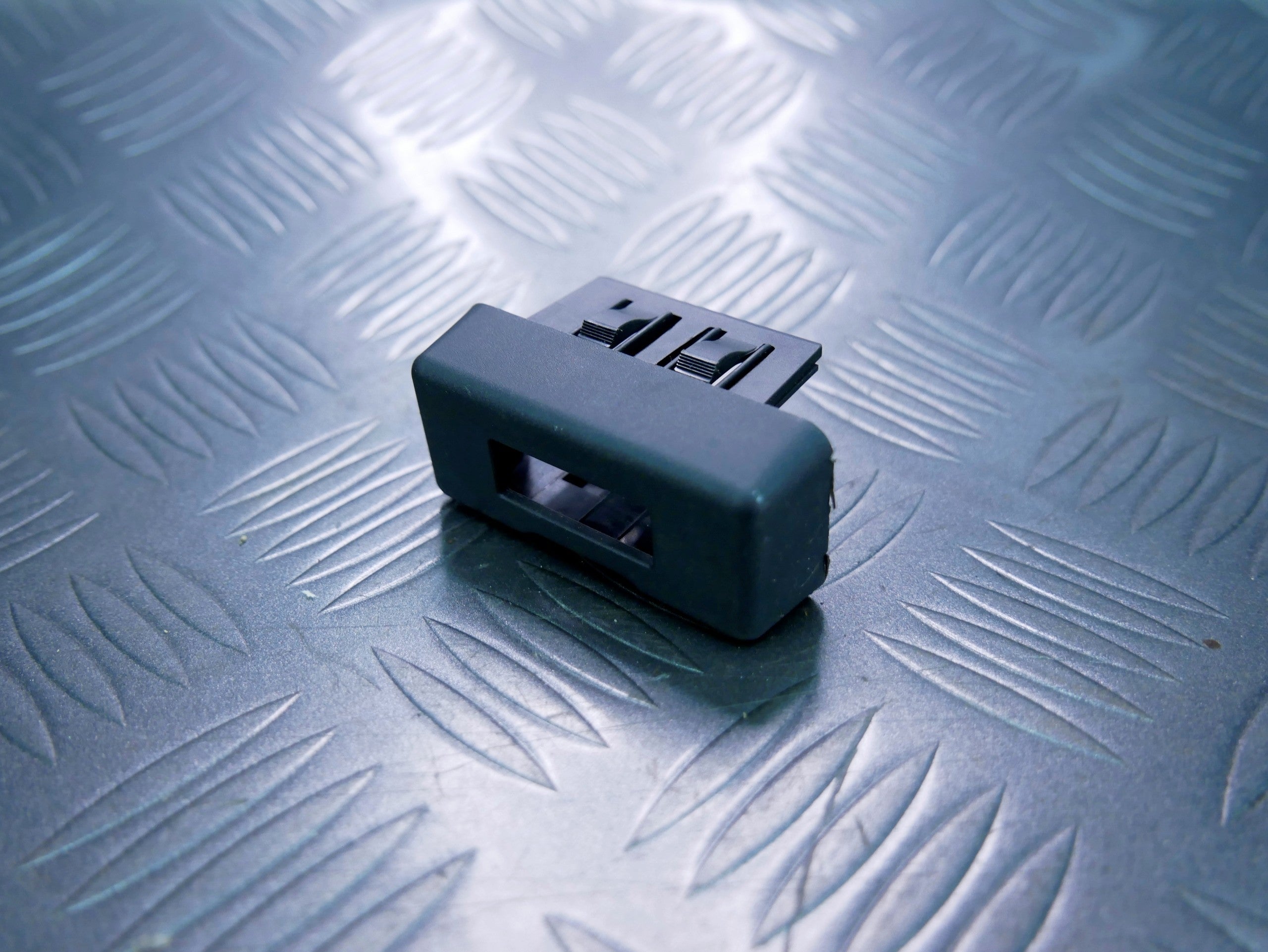 Obudowa zaślepka wtyczki 4F0035909 AUDI Q7 LIFT