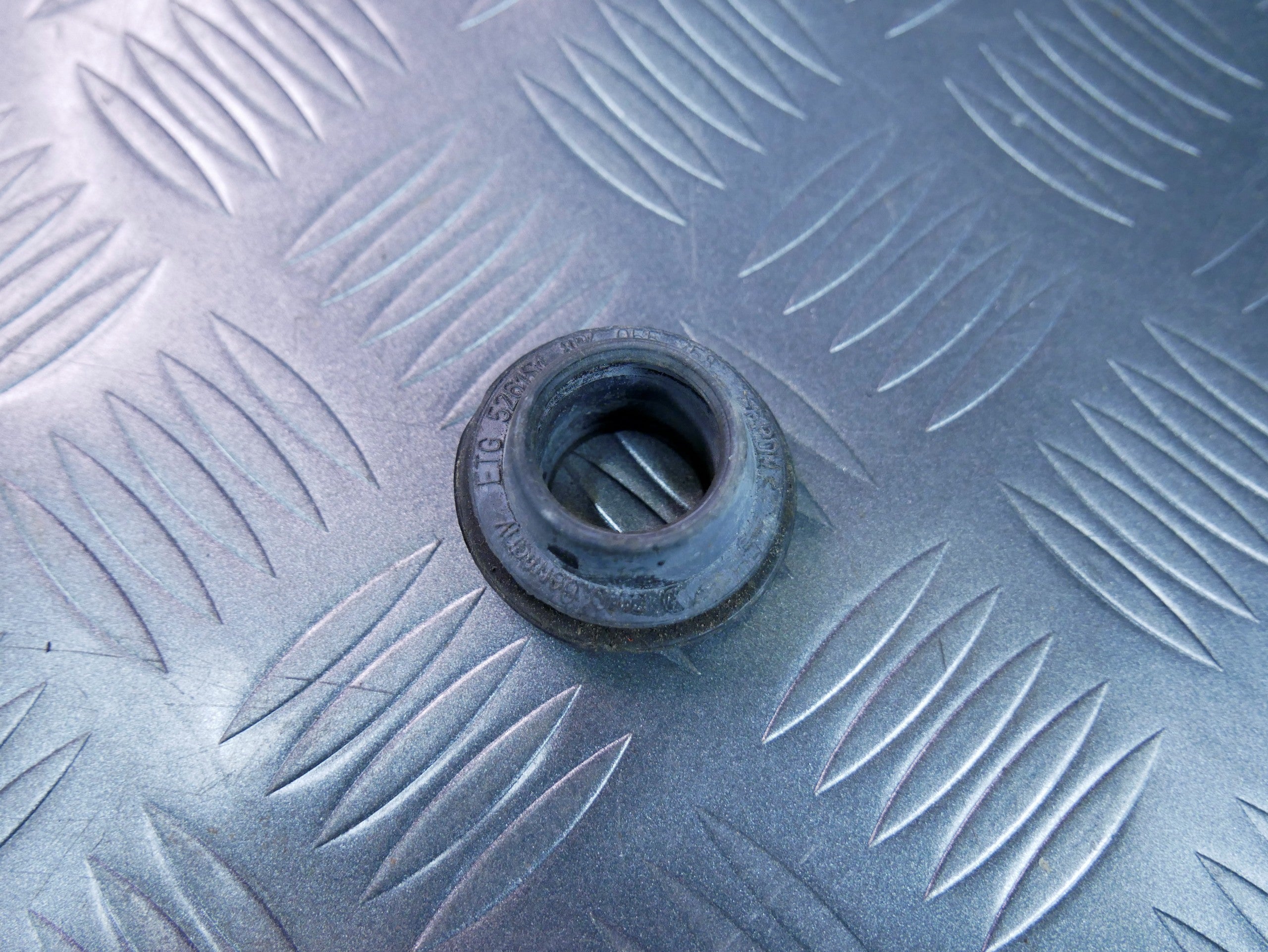 Oryginalna uszczelka wycieraczki tył 8P4955758 AUDI Q7 4L LIFT