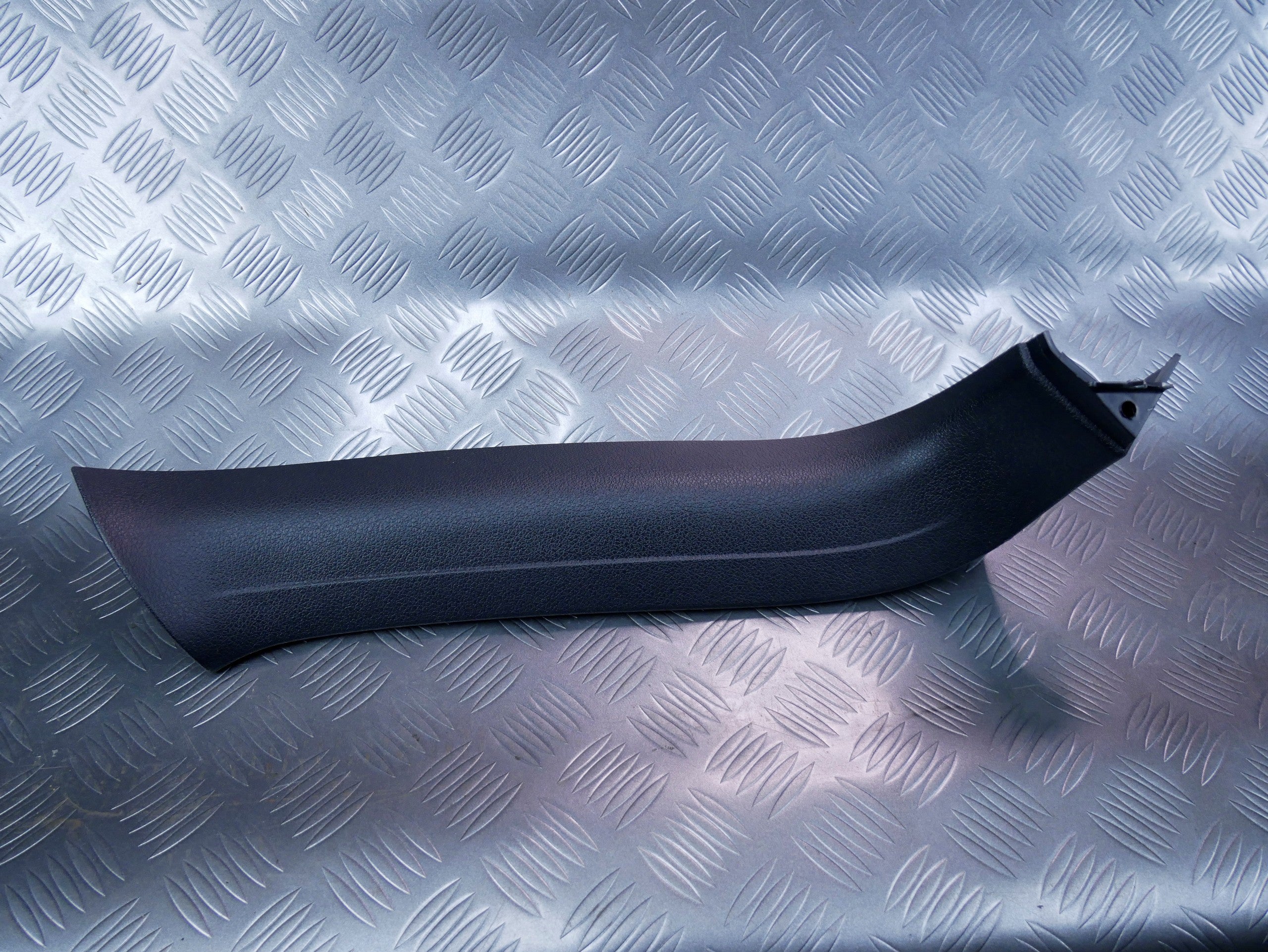 Osłona słupka klapy lewa 4L0867607 AUDI Q7 4L LIFT