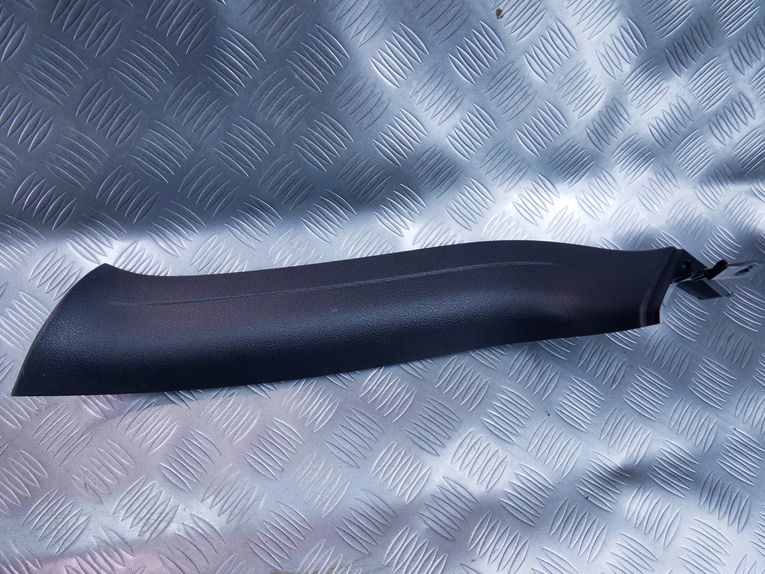 Osłona słupka klapy prawa 4L0867608 AUDI Q7 4L LIFT