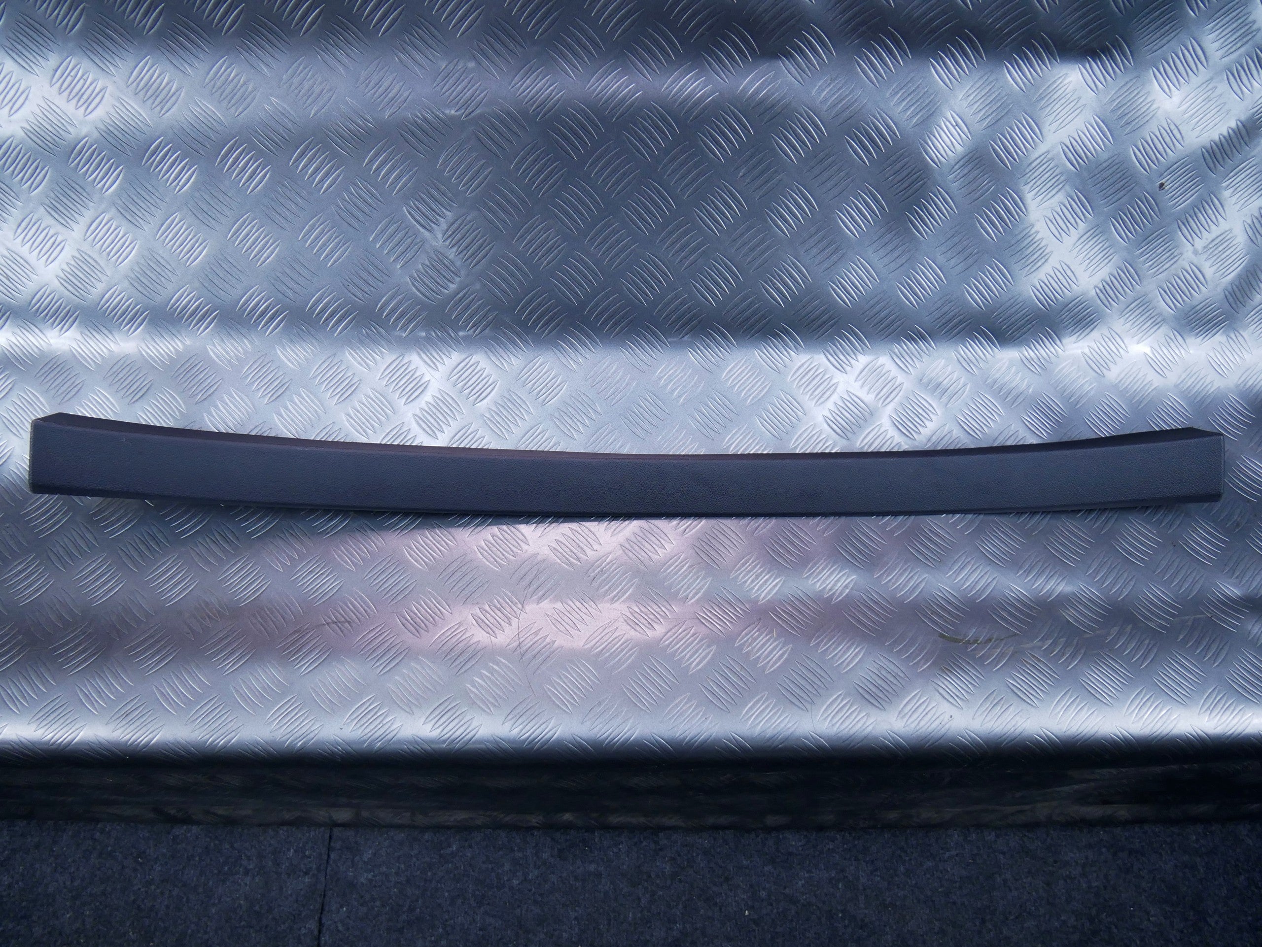 Listwa górna klapy 4L0867606B AUDI Q7 4L LIFT