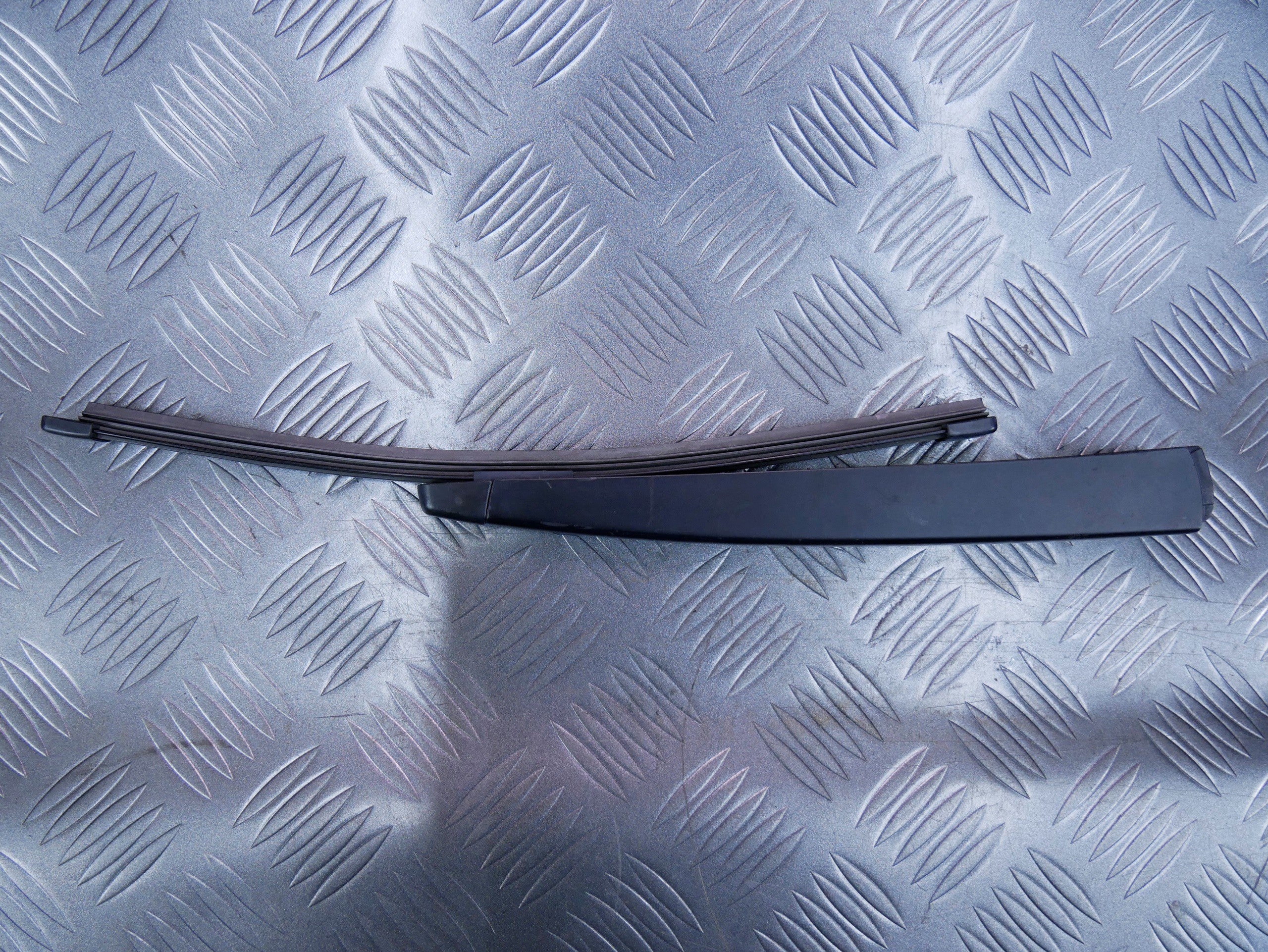 Ramię wycieraczka tył tylna 6R6955707B VW GOLF VII