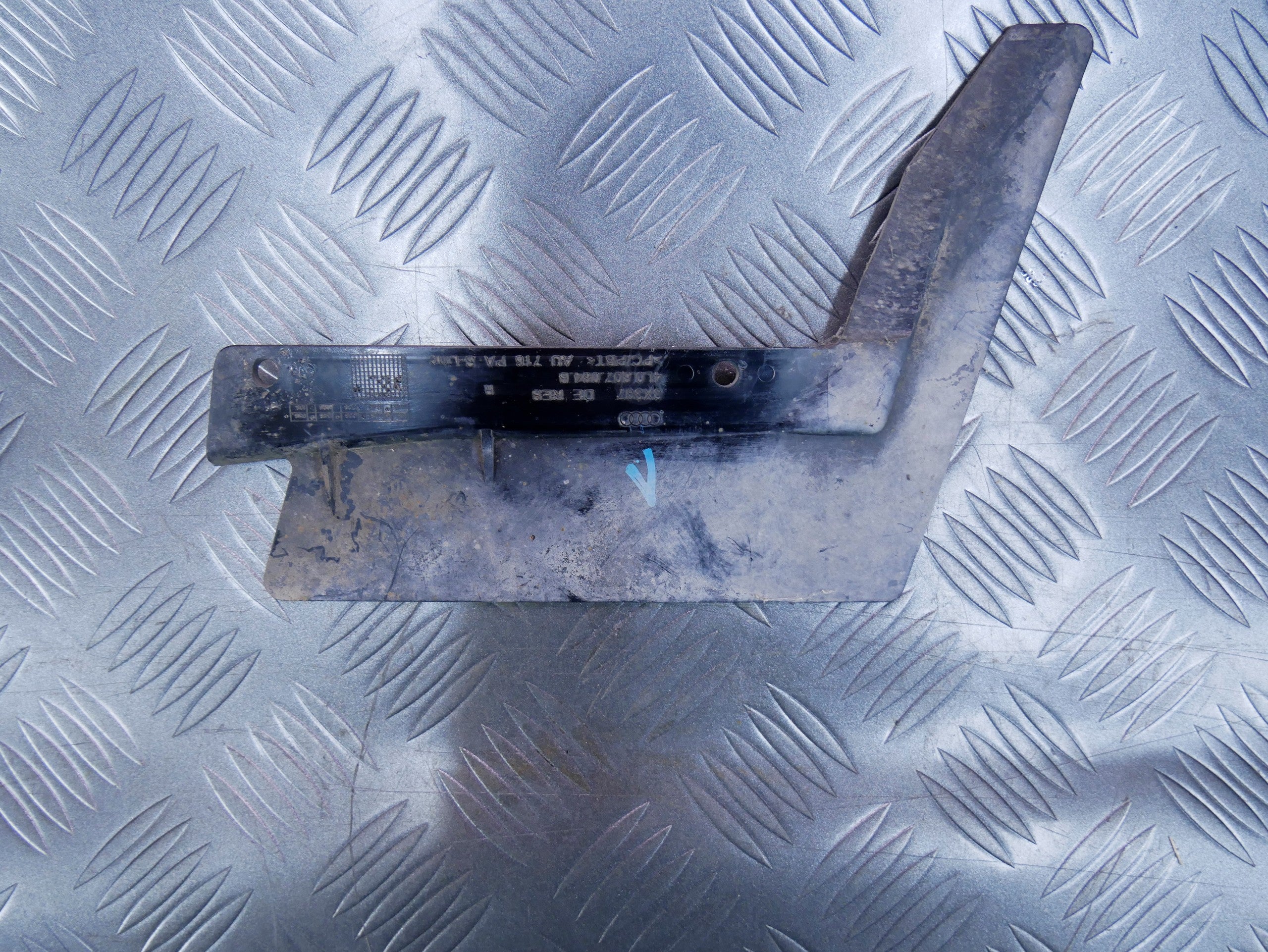 Kierownica powietrza 4L0807084B AUDI Q7 4L LIFT