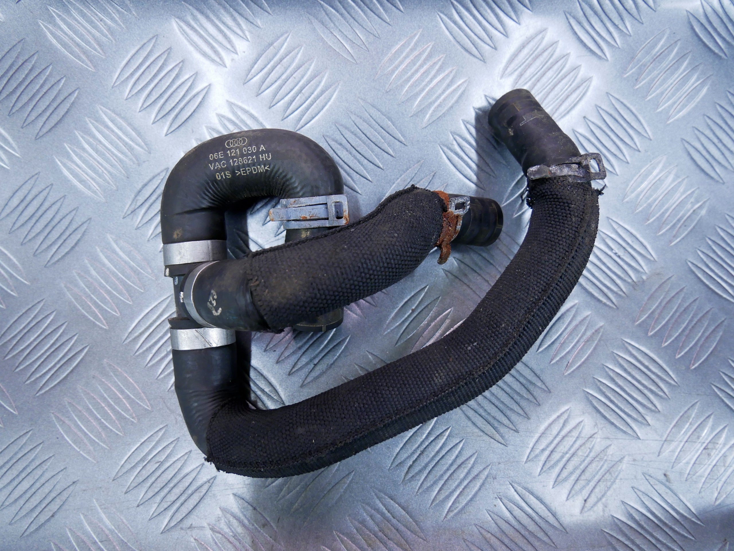 Rura wąż wody 06E121030A VW TOUAREG 7P 3.0 TSI
