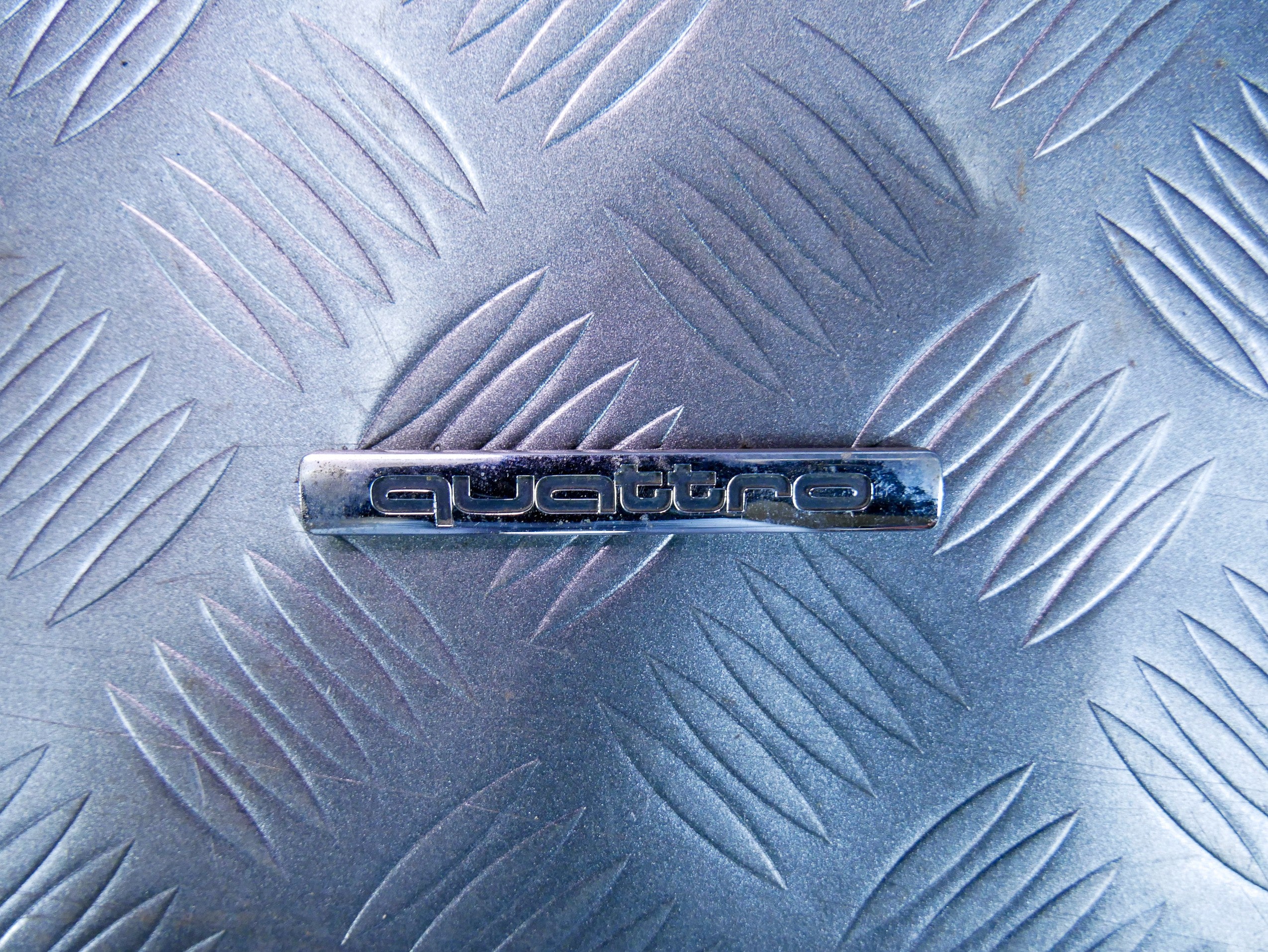 Logo emblemat znaczek QUATTRO na klapę 4B0853737D AUDI Q7 4L LIFT