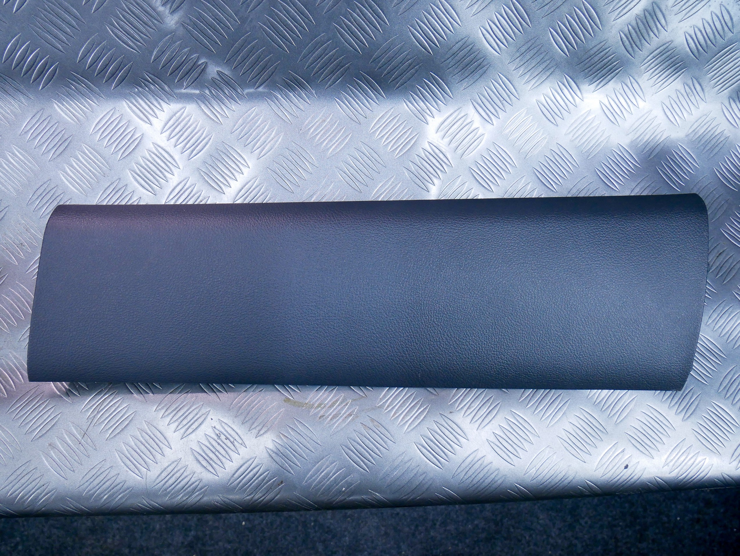 Osłona poszycie słupka środkowego dolne lewe 2K0867291 VW CADDY III