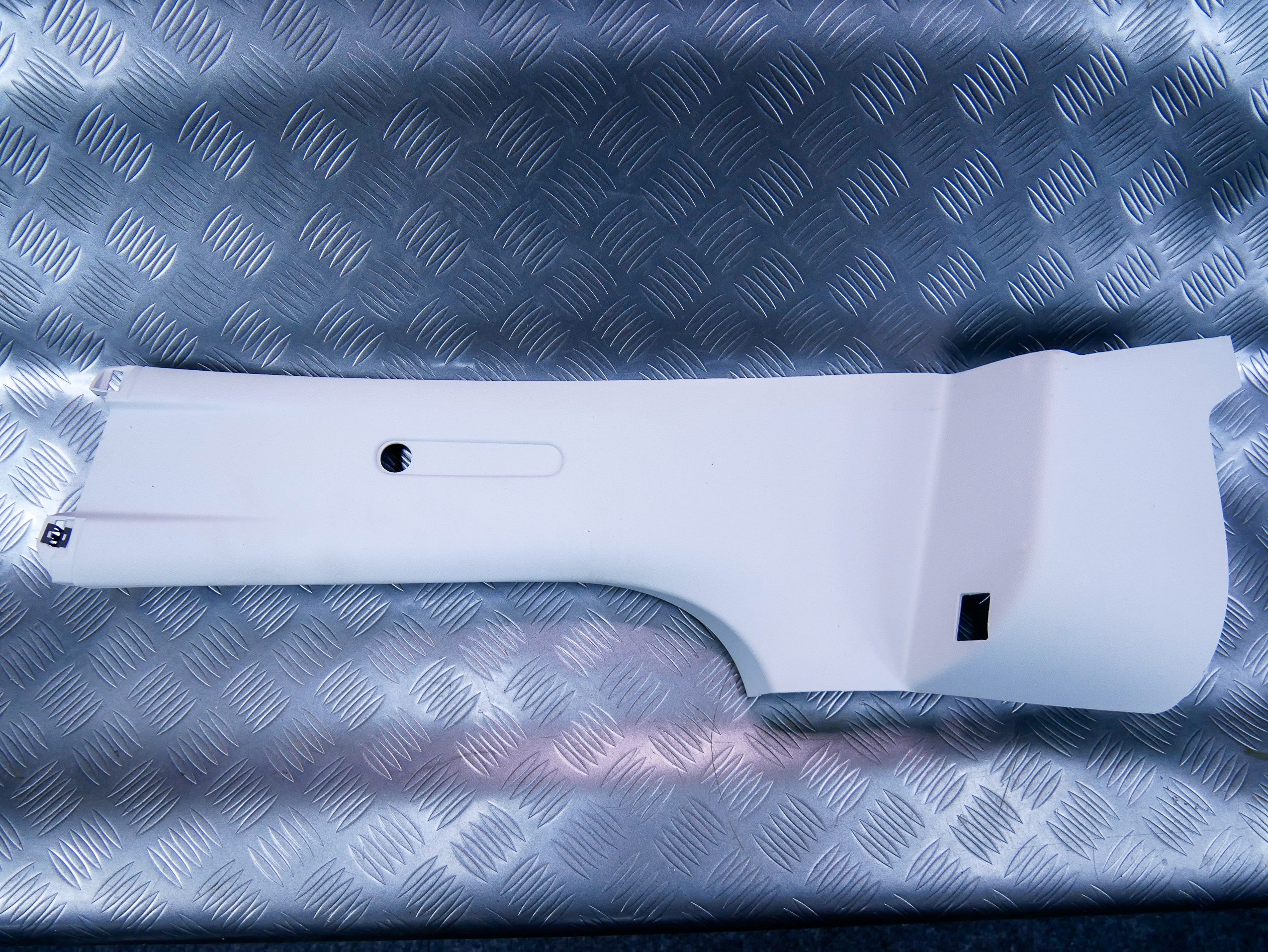 Osłona poszycie słupka B górne lewe 2K0867243P VW CADDY III LIFT