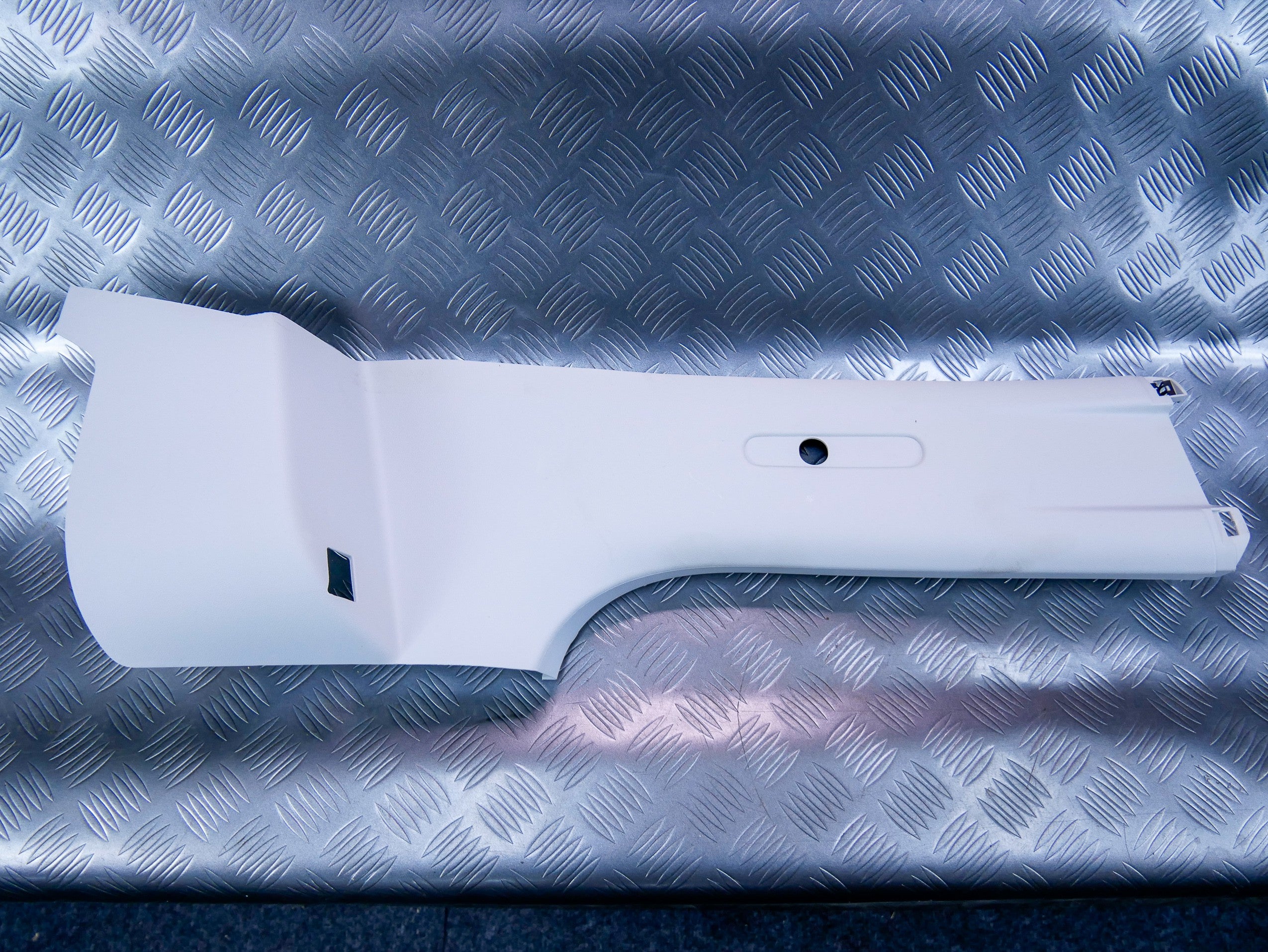 Osłona poszycie słupka B górne prawe 2K0867244P VW CADDY III LIFT