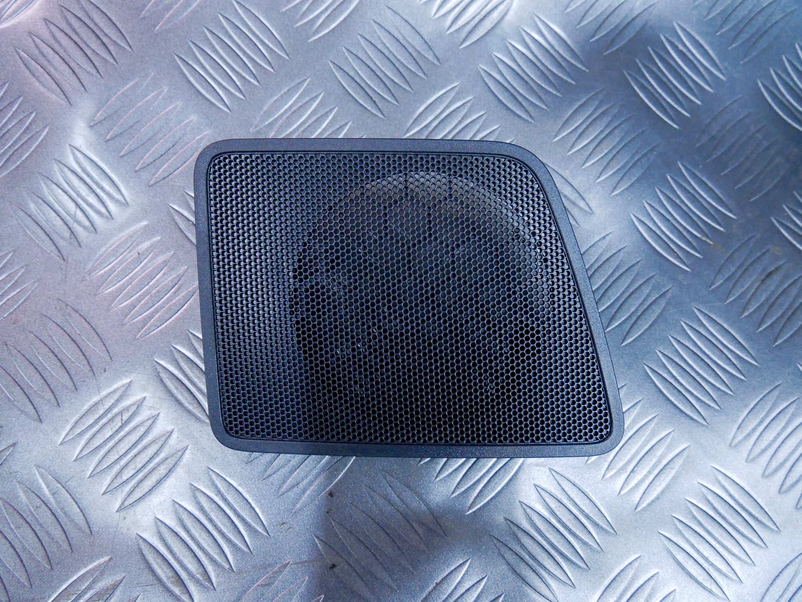 Osłona zaślepka maskownica głośnika konsoli lewa 2K0858425 VW CADDY III IV