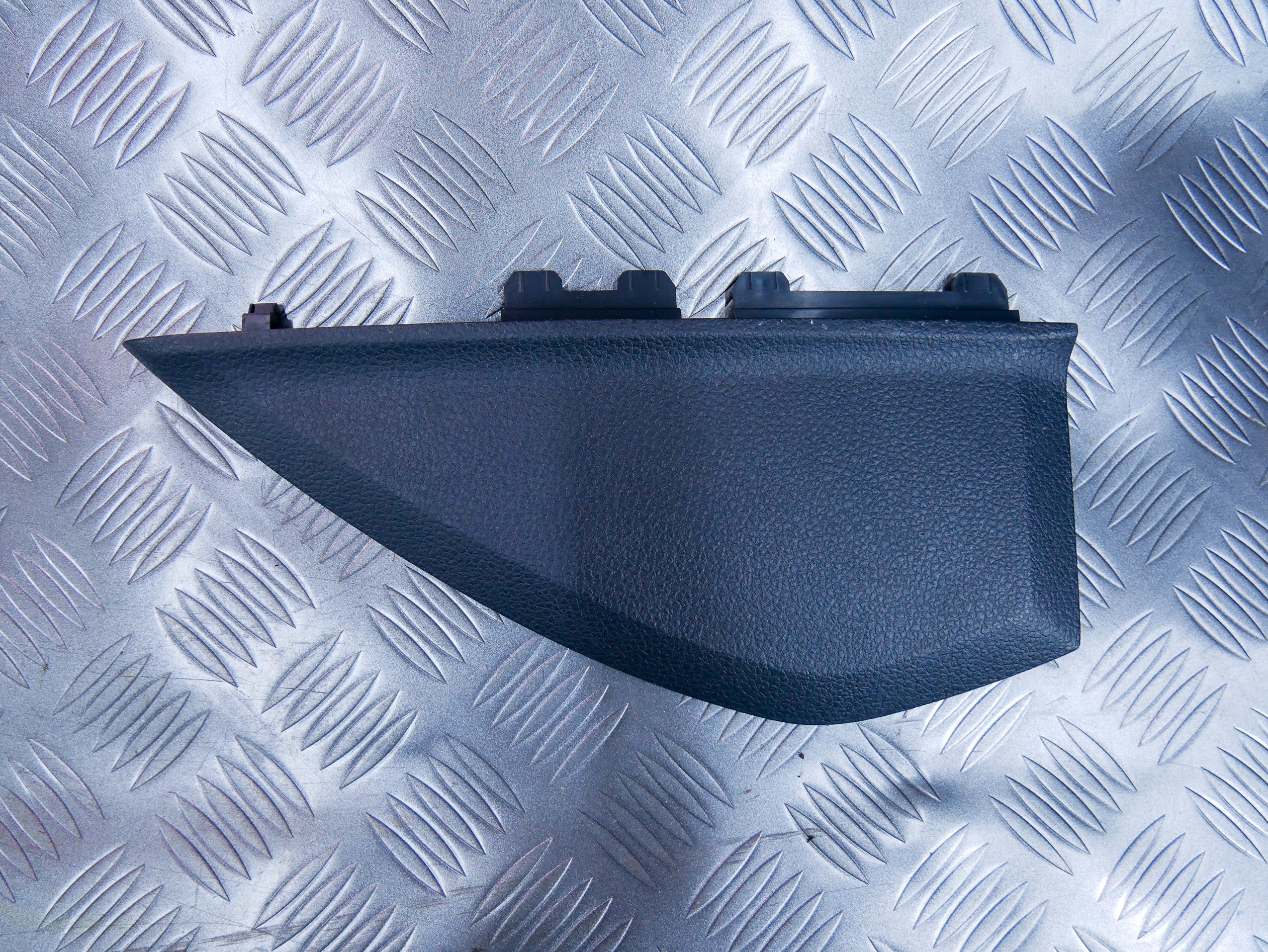 Osłona zaślepka boku konsoli lewa 2K5858247A VW CADDY III IV