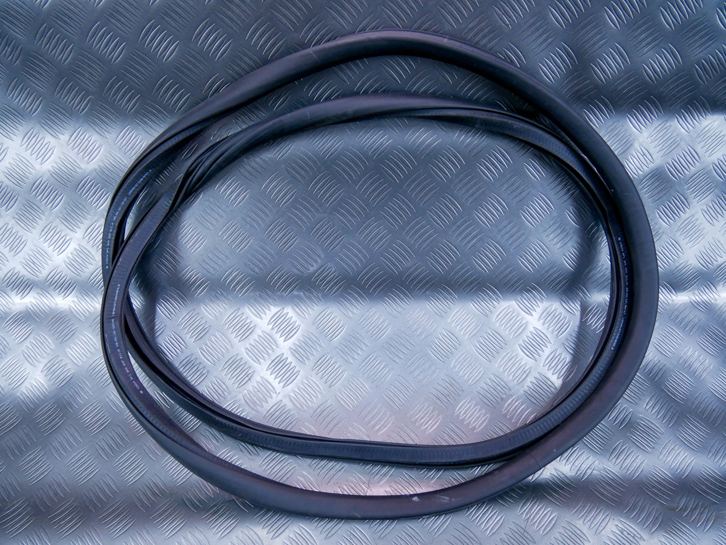 Uszczelka karoseryjna drzwi przód przednia prawa lewa 2K0837911H VW CADDY III IV