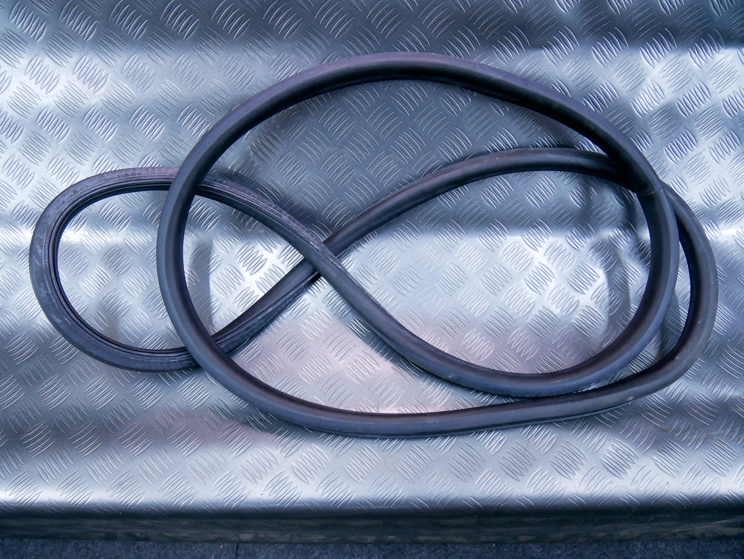 Uszczelka drzwi tył tylnych przesuwnych prawa lewa 2K5843792D VW CADDY III IV