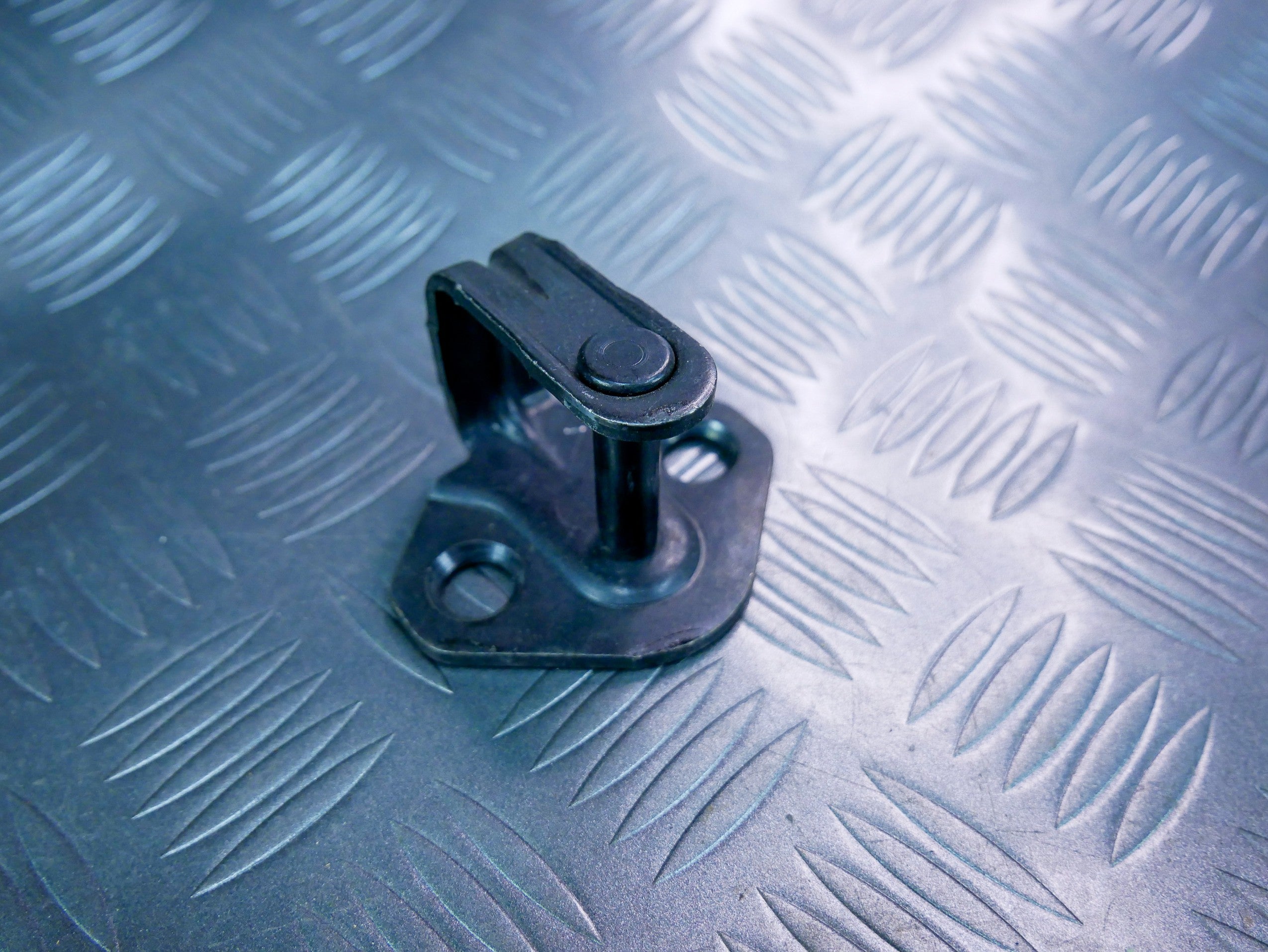 Zamek rygiel drzwi bocznych 7H0843767E VW CADDY III IV