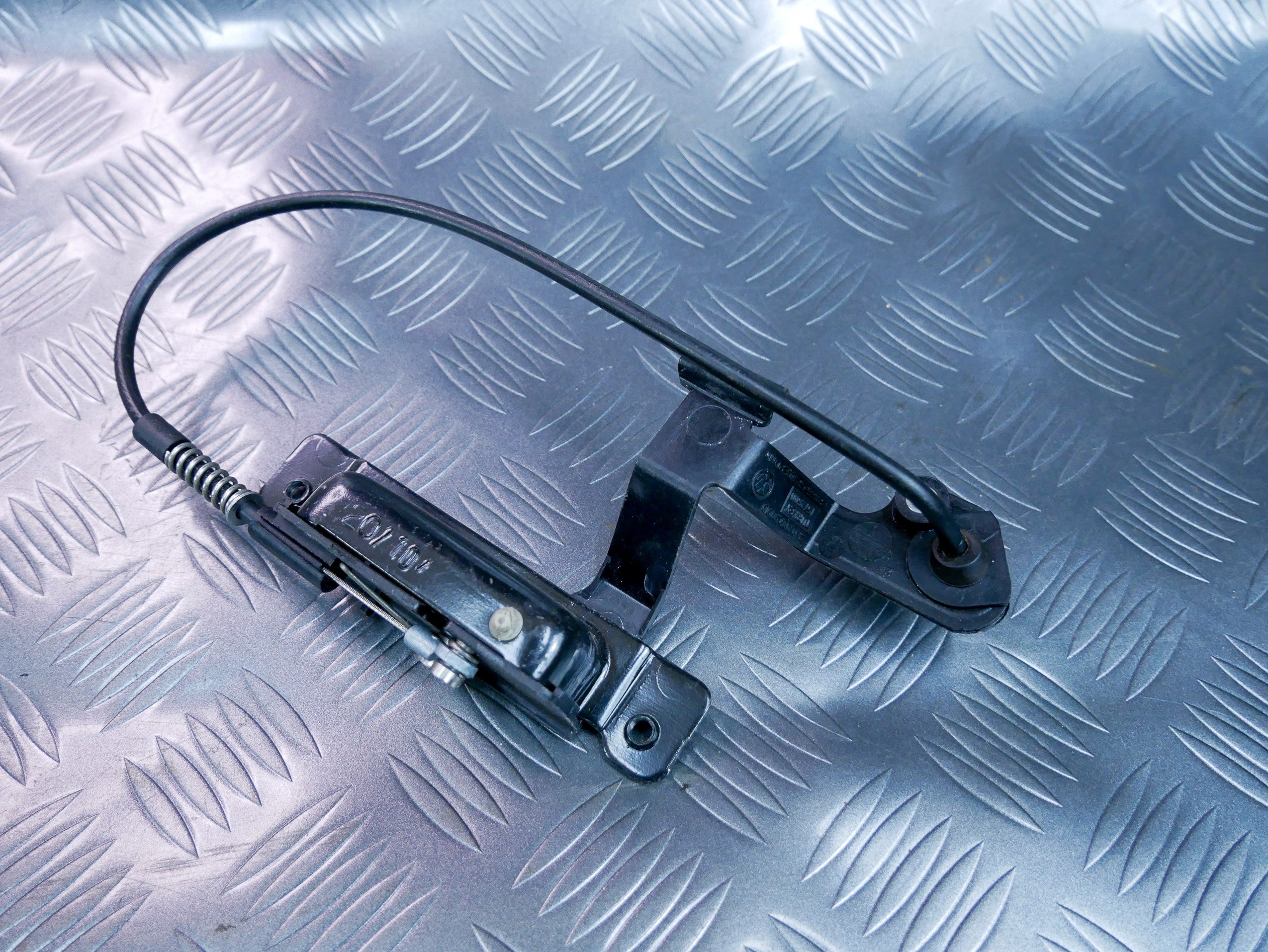 Zwalniacz drzwi lewych 2K0809949D VW CADDY III IV