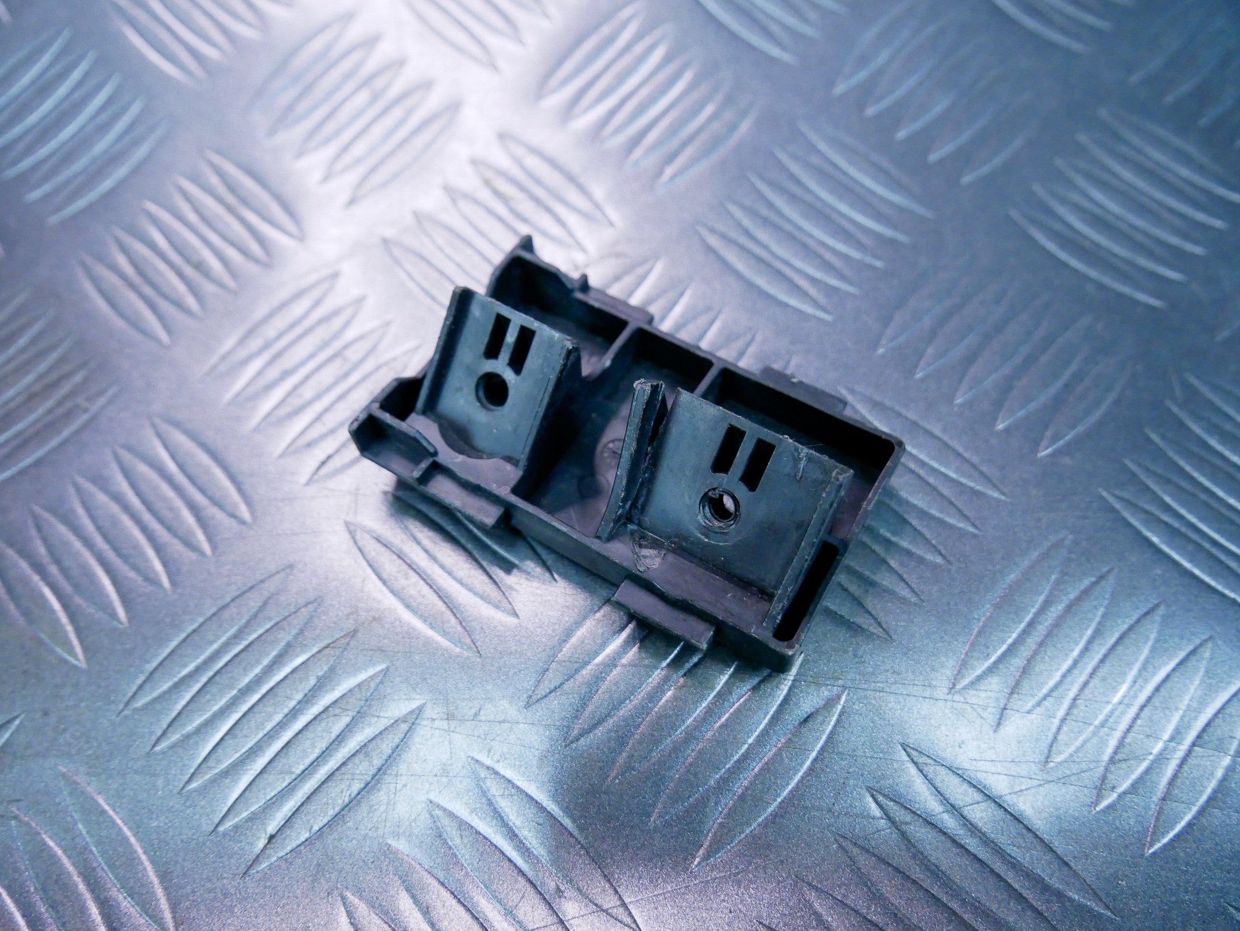 Uchwyt mocowanie skrzynki bezpieczników 1K0937540C VW CADDY III IV