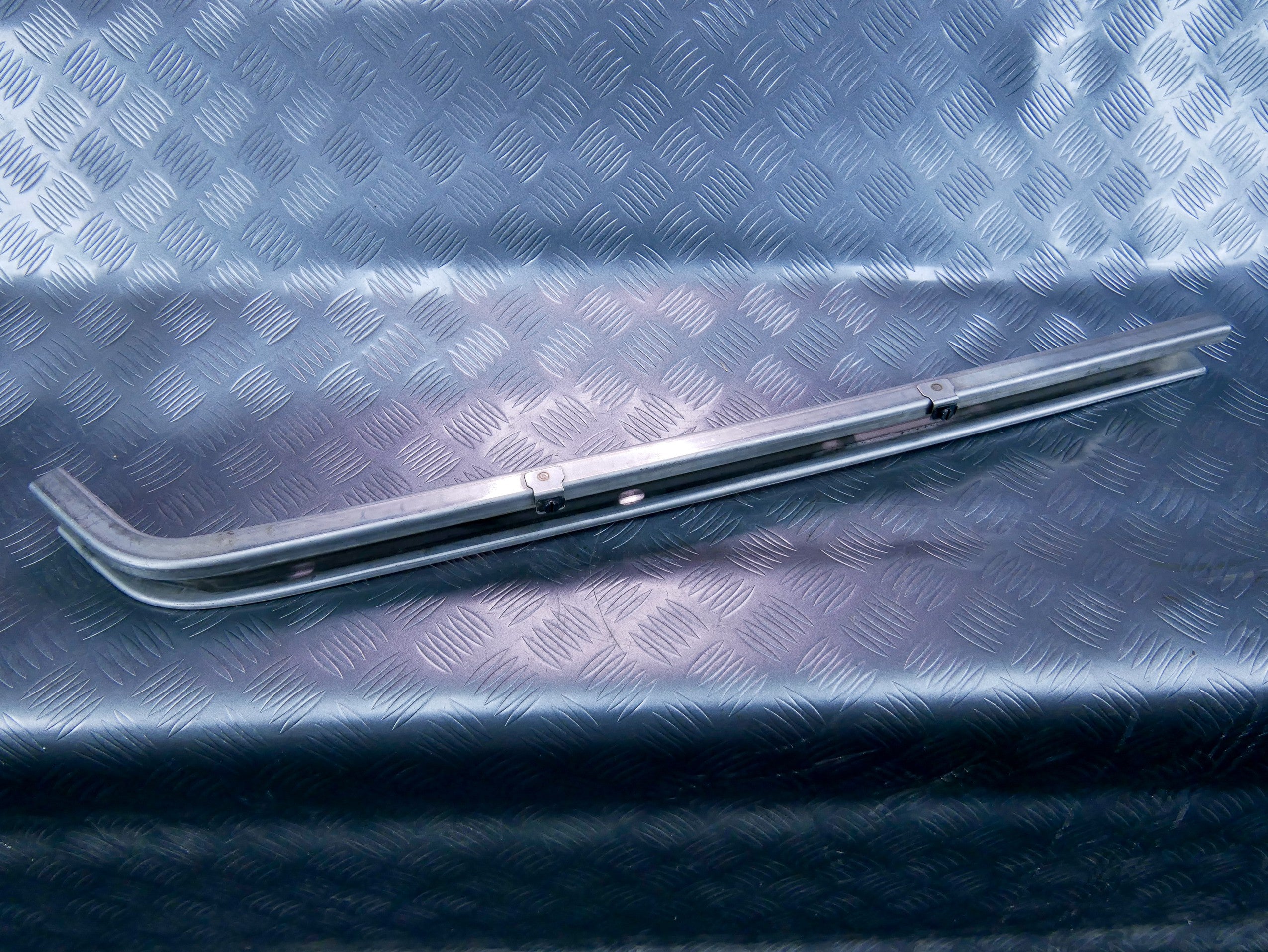 Szyna prowadnica drzwi przesuwnych lewa 2K0843871L VW CADDY III IV