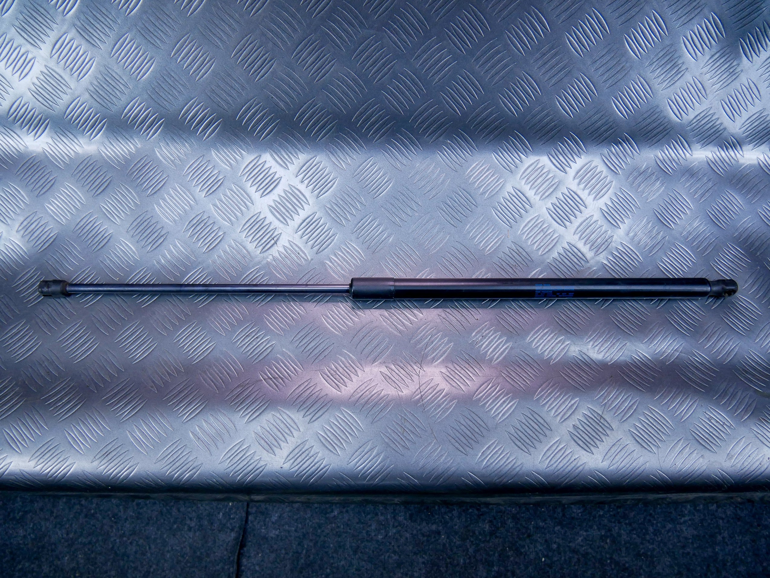 Siłownik teleskop klapy 2K0827550B VW CADDY III IV