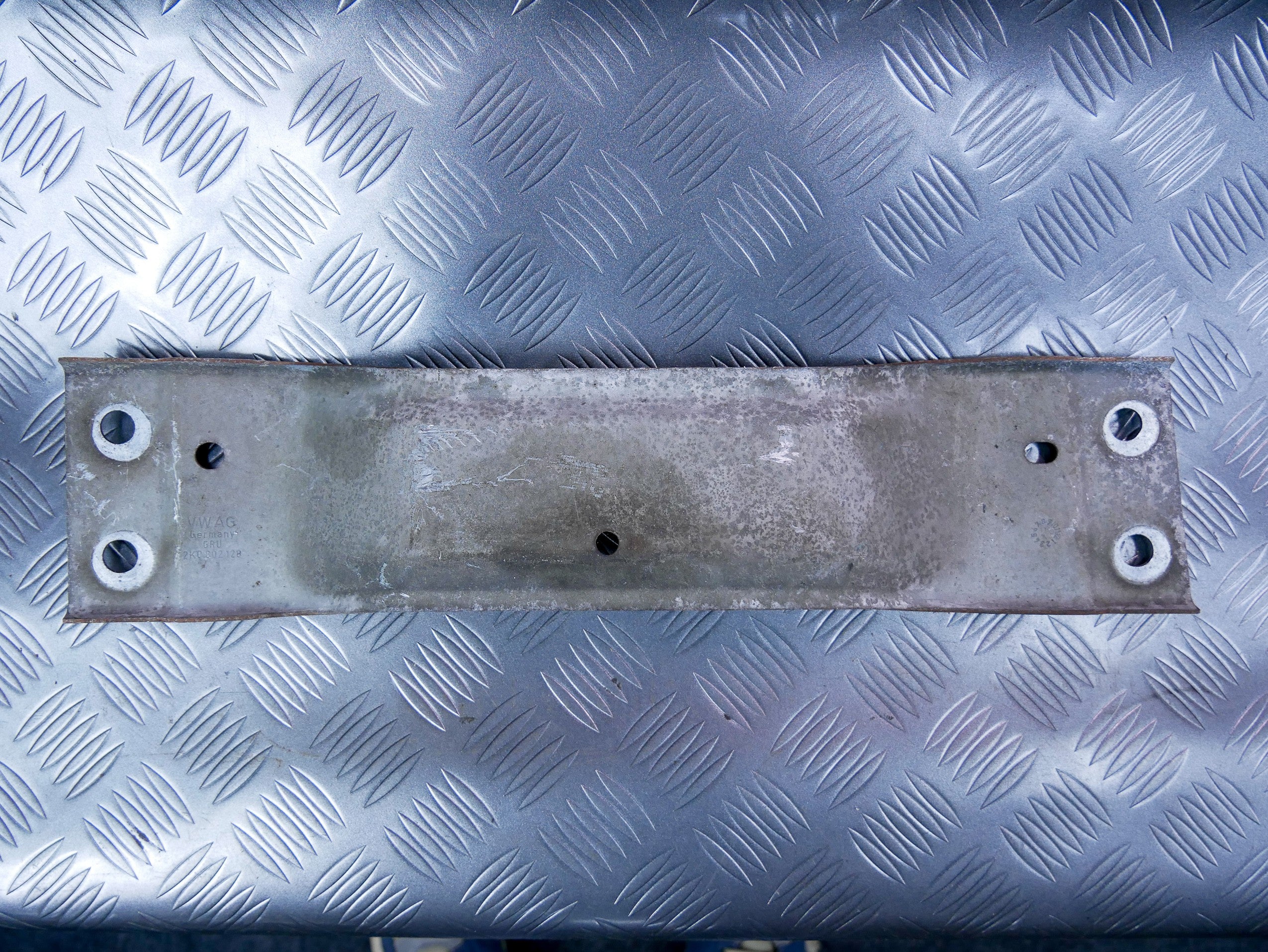 Mocowanie wzmocnienie tunelu 2K0802128 VW CADDY III IV