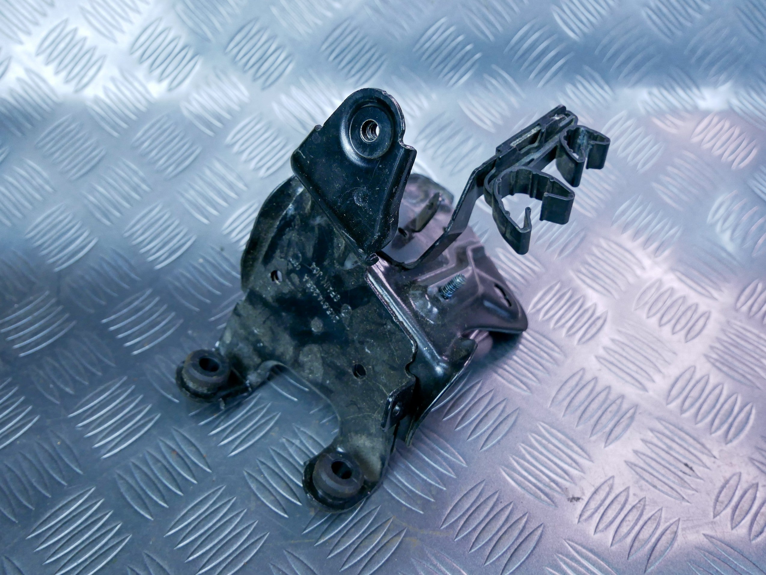 Wspornik mocowanie pompy ABS 2K5614235A VW CADDY III IV