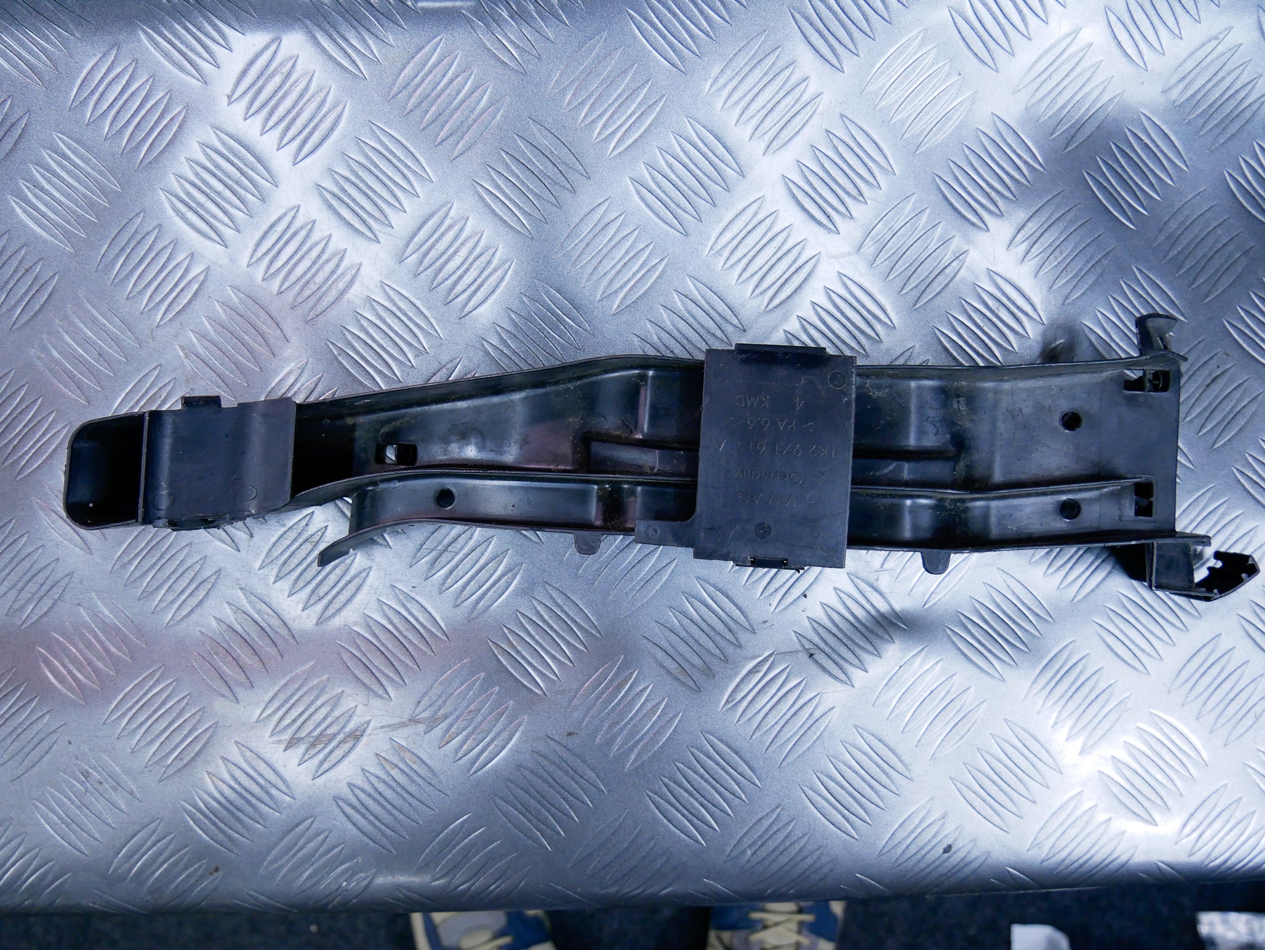 Kanał prowadnica przewodów 1K2971615A VW CADDY III IV