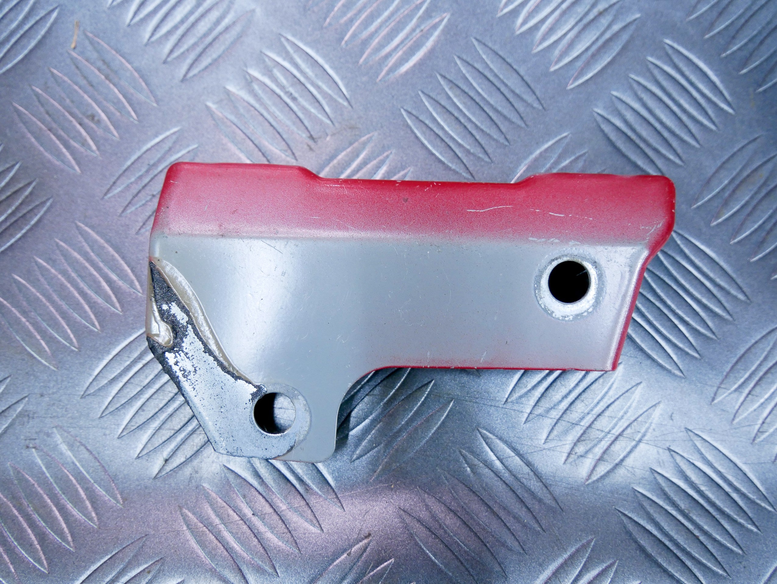 Wspornik mocowanie błotnika prawe 2K5810334 VW CADDY III IV