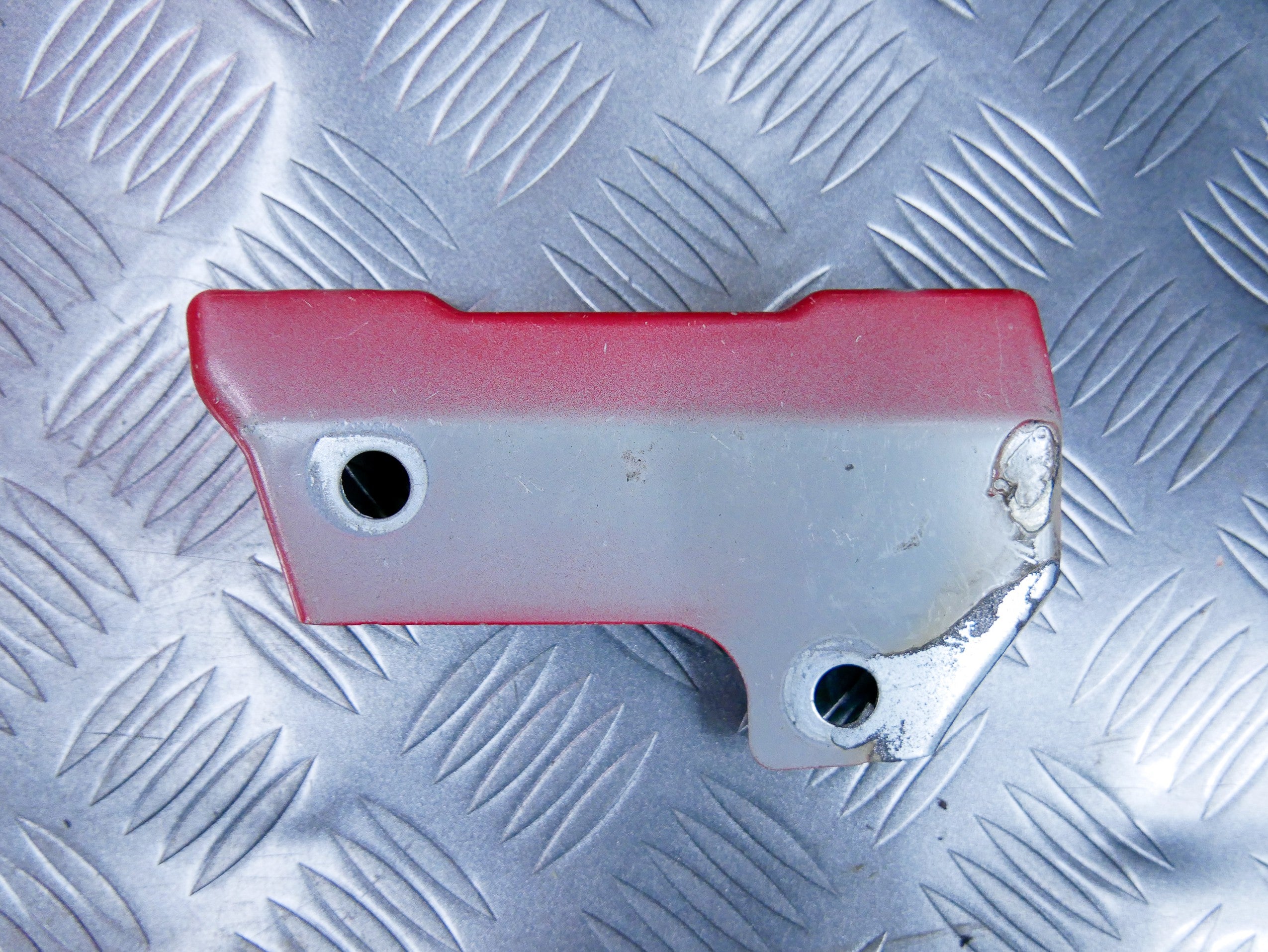 Wspornik mocowanie błotnika lewe 2K5810333 VW CADDY III IV